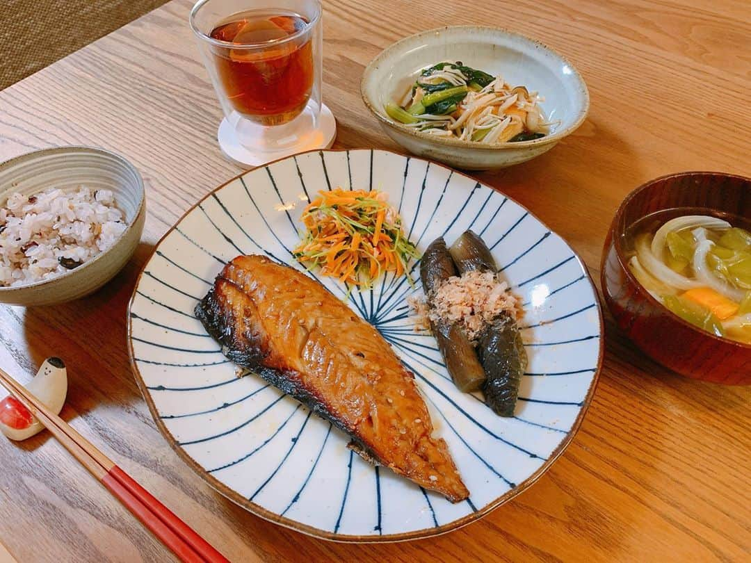 坂野志津佳さんのインスタグラム写真 - (坂野志津佳Instagram)「野菜盛り沢山 #おしづkitchen 😋✨ ・ ○鯖のみりん干し ○茄子の煮浸し ○豆苗と人参とツナ炒め ○きのこと小松菜のあんかけ厚揚げ豆腐 ○野菜スープ ○雑穀米  全部で9種類の野菜を摂れたよ✌️ 野菜嫌いな人には最悪なメニューかも、、笑  季節の変わり目は体調を崩しやすいので、しっかり栄養を摂って元気に過ごしましょうー😊😊 ・ ・ ・ #夜ごはん #おうちご飯 #クッキングラム #料理 #アスリートフードマイスター #和食  #cooking #food #foodstagram #japanesefood」9月18日 22時04分 - oshizu0511