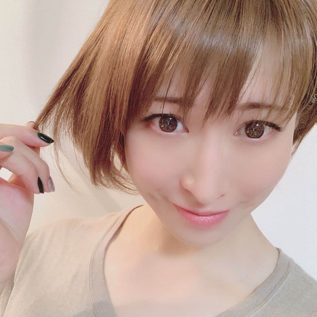 名塚佳織さんのインスタグラム写真 - (名塚佳織Instagram)「♡ 髪、切りました,,>᎑<,,」9月18日 22時05分 - nazuka_kaori424