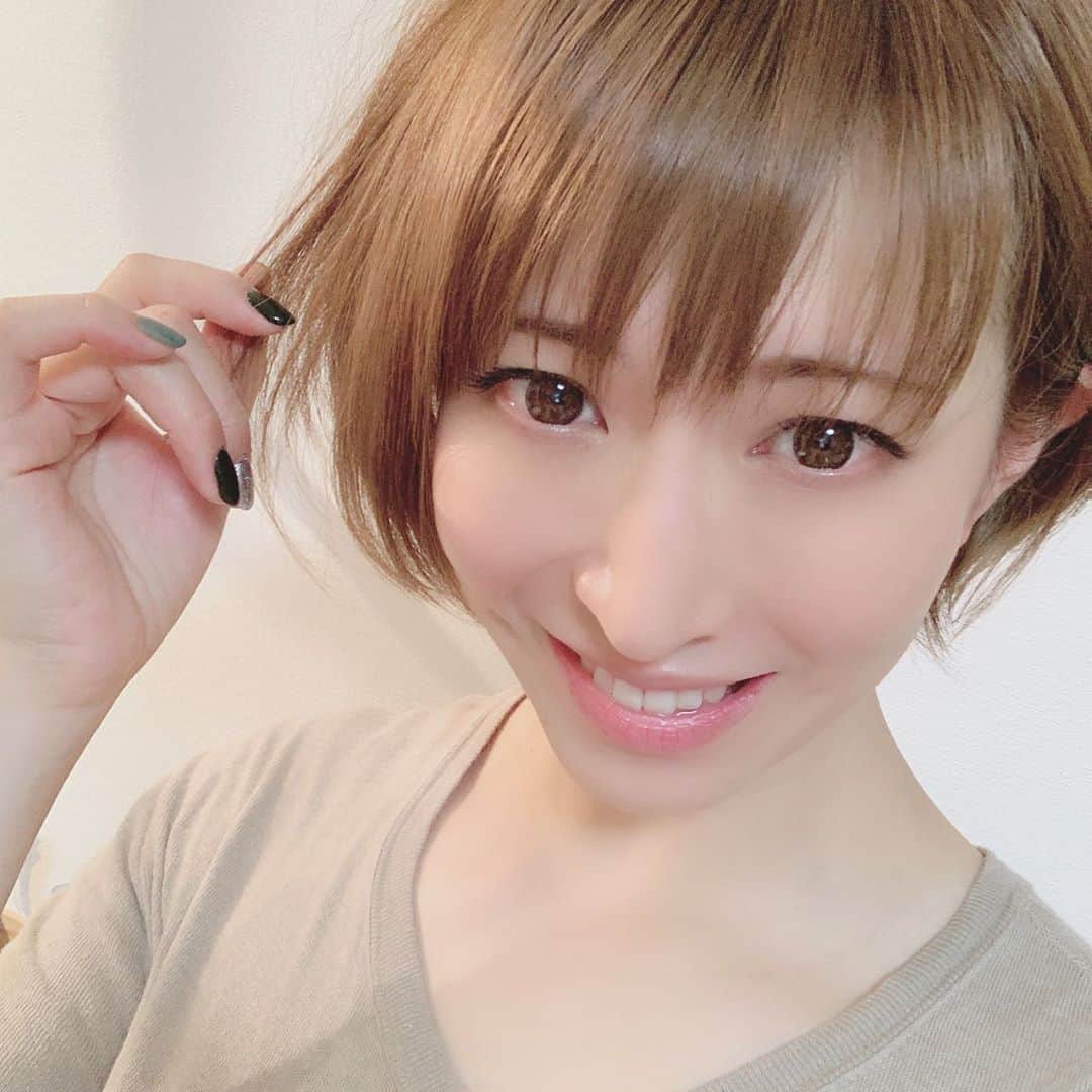 名塚佳織さんのインスタグラム写真 - (名塚佳織Instagram)「♡ 髪、切りました,,>᎑<,,」9月18日 22時05分 - nazuka_kaori424