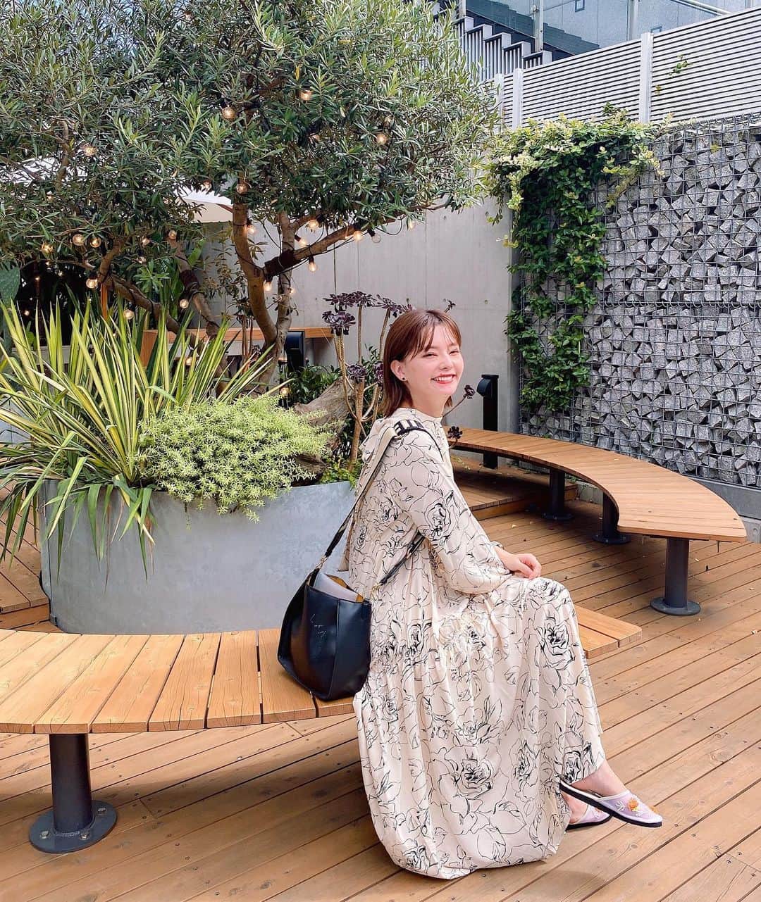 小濱庸子のインスタグラム：「笑う角には服着たり、、、笑 #だじゃれ #fashion #ootd #ファッション #ワンピース #秋服コーデ #秋服 #2020aw #コーデ #コーディネート #笑顔 #笑顔が一番 #プチプラコーデ #プチプラ #シンプルコーデ #163cm #バックスタイル #ガーリーコーデ」