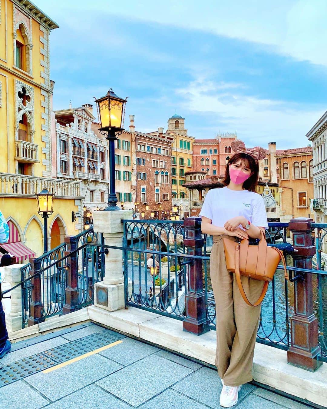 上坂由莉のインスタグラム：「﻿ \\ ディズニーシー・フォトスポット📸 //﻿ ﻿ ﻿ 初めてヴェネツィアンゴンドラに乗りました⛵️﻿ 前回待ちが長くて諦めたんですが﻿ 今回は夕暮れ時を狙って並んで乗る頃には﻿ ちょうどライトアップもされて﻿ ベストなタイミングで乗ることができました🌇✨﻿ ﻿ ﻿ 橋からの景色はめちゃくちゃ綺麗〜🥺﻿ ディズニーシーの中でも有名なフォトスポットです📸﻿ 後ろのミラコスタはいつか泊まりたいホテルの１つ👑﻿ ﻿ ﻿ #DisneySea #Disneyresort #TDS #TDR﻿ #ホテルミラコスタ #ヴェネツィアンゴンドラ」