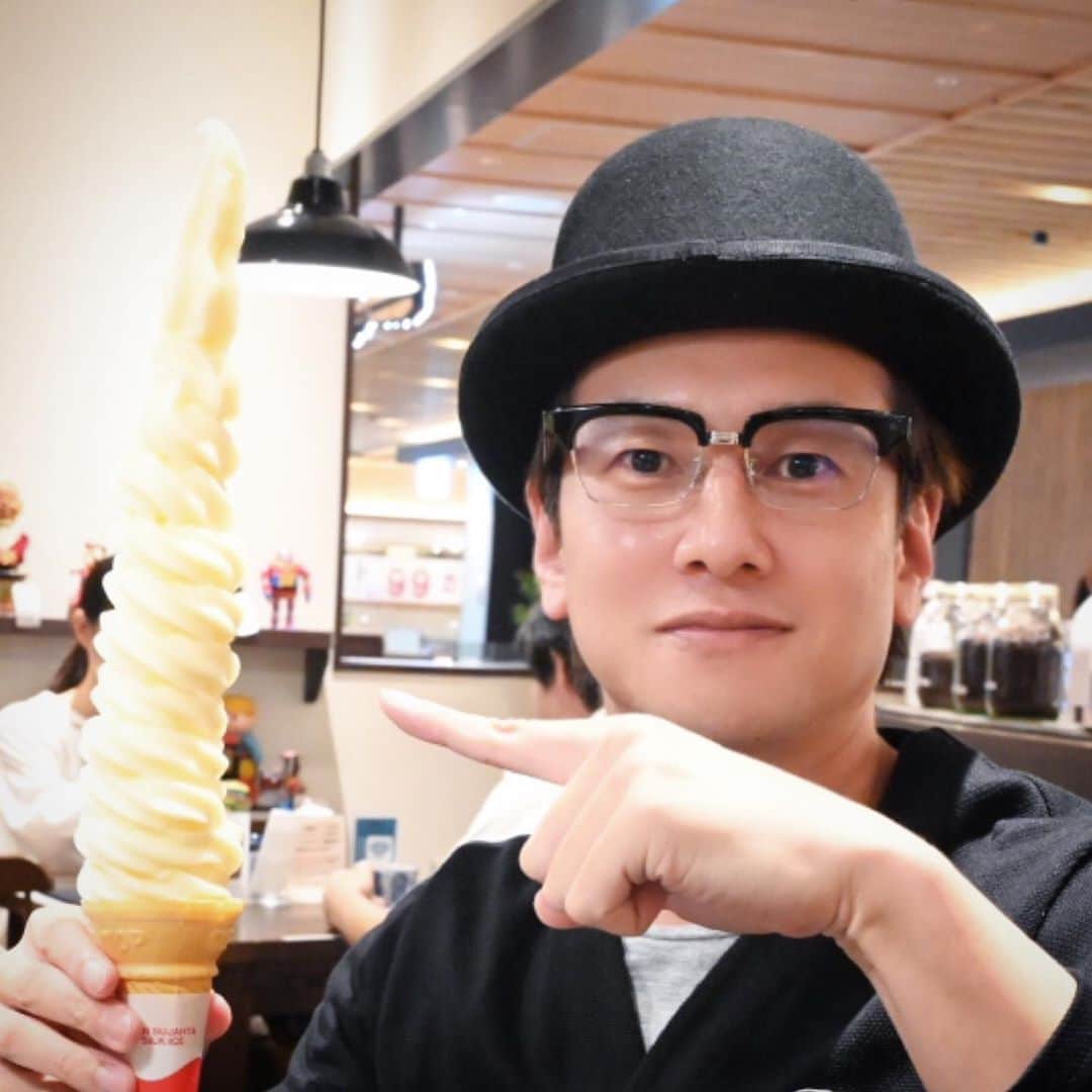 アイスマン福留さんのインスタグラム写真 - (アイスマン福留Instagram)「#秋田 に到着。さっそく「#鴨谷珈琲店 」の #巨大ソフトクリーム  をいただきました。「日本一？のソフトクリーム」このサイズで400円はお手頃✨ クリーミーなソフトクリームタイプではなくアイスクリン寄りのサクッとした食感。 #白一 の #生アイス に卵の風味をきかせたような？イメージの味わい😋✨」9月18日 22時12分 - iceman_ax