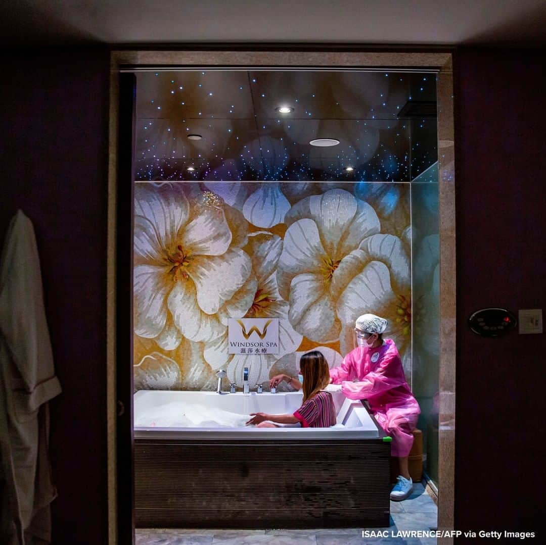 ABC Newsさんのインスタグラム写真 - (ABC NewsInstagram)「Worker wearing a mask, face shield and gown gives a customer a massage in a spa at a bathhouse in Hong Kong. #hongkong #spa #coronavirus」9月18日 22時14分 - abcnews