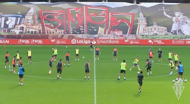 アルバロ・バスケスさんのインスタグラム写真 - (アルバロ・バスケスInstagram)「Preparados y con ganas de que empiece la segunda jornada de @laliga 🔴⚪️🏟💪🏽」9月18日 22時15分 - alvarovazquez91