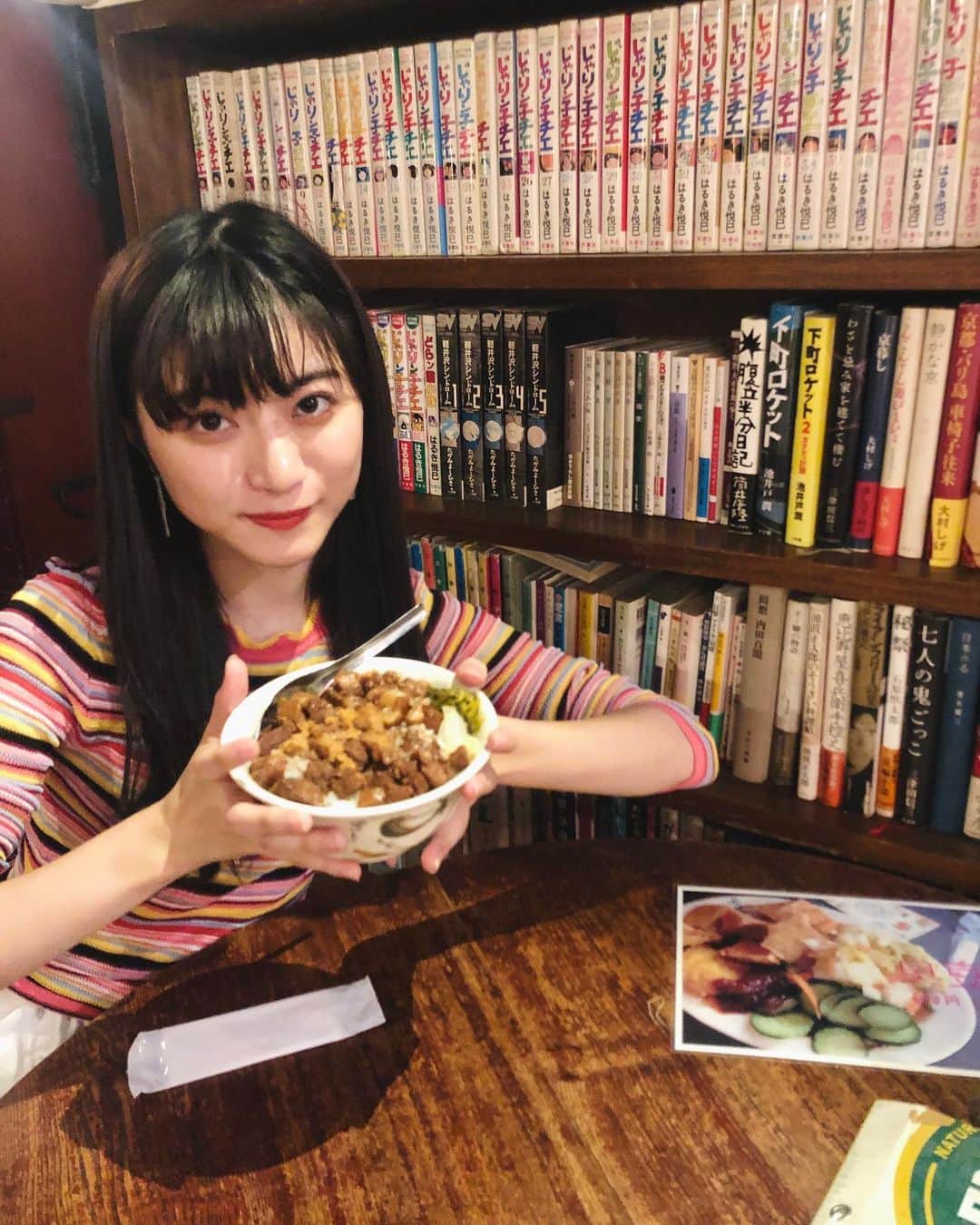 谷口萌衣子さんのインスタグラム写真 - (谷口萌衣子Instagram)「去年の写真やけど大好き魯肉飯♡  空芯菜の炒め物美味しかったな〜っ 京都でお気に入りの台湾ご飯のお店！  魯肉飯好きすぎて、家でも食べるのですが実家に調味料忘れて最近作ってない〜(;o;)そろそろ食べたいなぁ。。  #京都グルメ #台湾料理  #ミスキャンパス立命館」9月18日 22時27分 - moeko_taniguchi