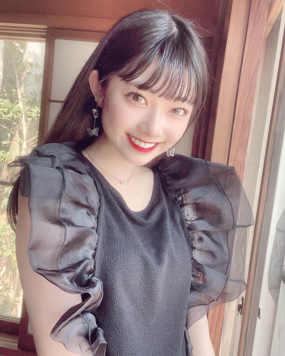  小浜桃奈さんのインスタグラム写真 - ( 小浜桃奈Instagram)「🖤 本日は、、、 個人チャンネルで「歌ってみた4曲メドレー」メンヘラ牧場で「7人のモーニングルーティン」 がアップされてます！豪華二本立てです！ ぜひチェックして見て下さい🙇‍♀️」9月18日 22時18分 - momona_kohama