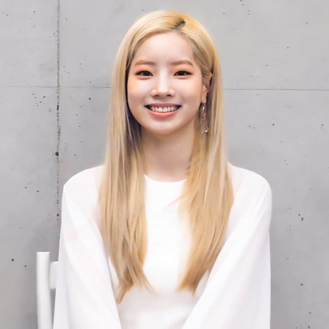 ダヒョンのインスタグラム：「dahyun said we must love ourselves first because self-love is everything 💖 let’s remember that ONCE 🙆🏻‍♀️💕」