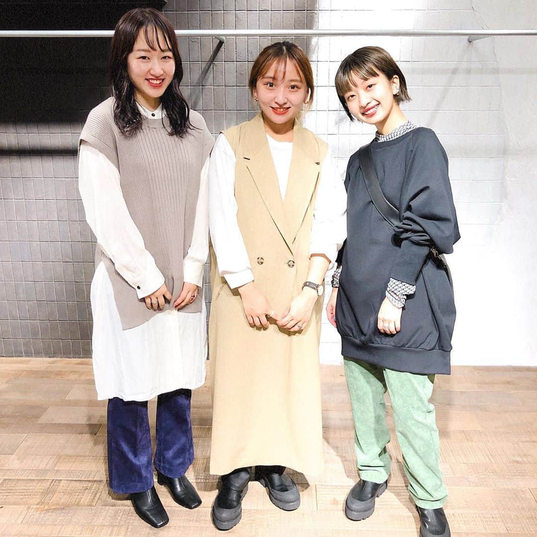 のインスタグラム：「【西館4F JEANASIS】インスタライブ登場アイテムをご紹介！💁‍♀️💕﻿ インスタライブ見逃しちゃった😨という方はIGTVにアーカイブがございます！ さらに、インスタライブ・アーカイブを見た方には特典がありますので最後までご覧ください🥰💓 ﻿ ● ツイードリバーシブルショートジャケット﻿ ﻿ 季節先取り♪リバーシブルが魅力のツイードジャケット☆﻿ ﻿ 1本つづ違う糸の太さや、ラメ混の糸で織られた表面に表情のあるツイード生地を使用！﻿ ジーナシスオリジナルのカラーツイードで、晩夏からもさっと羽織れる薄手のツイード素材です。﻿ ﻿ リバーシブル仕様で色の見え方が変わってくるのでとってもかわいい！﻿ 裏で着るとパイピングがポイントになっていて、よりカジュアルでデザイン性の高いアイテムに！﻿ ﻿ 晩夏にも着やすいショート丈と、ゆとりのあるサイズ感がとってもお洒落です。﻿ 裾のフリンジも全体の軽さが出てポイントになり、高見えすること間違い無しです♪﻿ ﻿ インナーには長めトップスとも相性のいい身幅、着丈を意識した作りになっています。﻿ ワイドやスソフレアパンツとの合わせで今年らしく着こなすのがおすすめ◎﻿ ﻿ ﻿ ● レザーライク3WAYトート﻿ ﻿ エコバッグ型の3wayトート★﻿ ﻿ ソフトで軽いポリウレタンとスエードを張り合わせたオリジナルの材料を使用し、﻿ ビッグサイズながらも驚きの軽さを実現！﻿ バッグ本体も2つの部屋に分かれていて、ビッグサイズながらお荷物もスッキリと収納できます。﻿ ﻿ 付属のベルトは2段階の調節が可能です◎﻿ 肩かけや斜めがけにもなりますので、色々なスタイリングに合わせてお使い頂けます！﻿ ﻿ ﻿ ●カラーホソコーデュロイパンツ﻿ ﻿ 秋にはかかせないコーデュロイパンツ★﻿ 今年は断然カラーがおすすめです！﻿ ﻿ 発色の良いカラーですが、コーデュロイにのせると程よく落ち着き意外と派手すきず﻿ スタイリングに取り入れて頂けます。﻿ 薄手で柔らかな生地でラフに穿けるのもポイント♪﻿ ﻿ 穿くと少しルーズな弱テーパードのカタチなので、トップスをインしても決まりの良い﻿ シルエットになります！﻿ ﻿ 今はTシャツや薄手のブラウスと合わせて、秋にはフラットニットとのスタイリングがおすすめ。﻿ 足元はスニーカーやフラットシューズとの相性◎です★﻿ ﻿ ﻿ ●ビーガンレザーストレートパンツ﻿ ﻿ 大人気のレザーパンツが、新しくなって新登場♪﻿ ﻿ モードな雰囲気漂う、かっこいいレザーパンツです！﻿ 微光沢な生地感が、リアルレザーの様なアイテムでになっています。﻿ ﻿ ストレートシルエットなので、脚のラインが綺麗に見えます♪﻿ 取り入れるだけで一気に今年らしいスタイリングに☆﻿ ﻿ 秋にはTシャツと合わせて頂き、冬にはざっくりしたニットなどと、﻿ 合わせて長いシーズン着て頂けます。﻿ ﻿ ﻿ ●ヌバックライクフレアパンツ﻿ ﻿ ストレッチのきいた、とてもラインが綺麗なフレアパンツの登場★﻿ ﻿ 本物のヌバックに近い上質な生地を使用し、高級感があります。﻿ 肌触りと馴染みがよく、穿き心地が抜群のパンツです！﻿ ﻿ ポイントは裾に深めのベンツが入っていて、ヒップから股はすっきり◎ ﻿ ベンツにすることで、ブーツに合わせたときにすそがほどよく開いて、フレアのきれいなシルエットをキープしてくれます！﻿ ﻿ シルエットにこだわってウエストにゴムも使用していないので、トップスをインしてもスッキリと綺麗に﻿ 着用頂けます♪﻿ 　 ﻿ チュニック丈トップスやロングシャツとのレイヤーでひざ下から見せるのもおススメ！ ﻿ 9月前半のまだ暑いうちはカットソーやシャツとの合わせで、後半はウラケや冬には毛足のあるモヘア系のニット合わせが﻿ 可愛いです♪﻿ ﻿ ﻿ #名古屋パルコ #名古屋PARCO #nagoyaparco #名古屋 #nagoya #栄 #矢場町 #jeanasis #ジーナシス　#インスタライブ　#秋のおすすめアイテム　#2020aw #aw #ツイード　#ジャケット #ツイードリバーシブルショートジャケット_js #レザー #レザーライク3wayトート_js #トートバッグ #3wayバッグ #コーデュロイパンツ #コーデュロイ #レザーパンツ #ヌバックライクフレアパンツ #フレアパンツ #パープルコーデ #レザーパンツコーデ #秋コーデ」