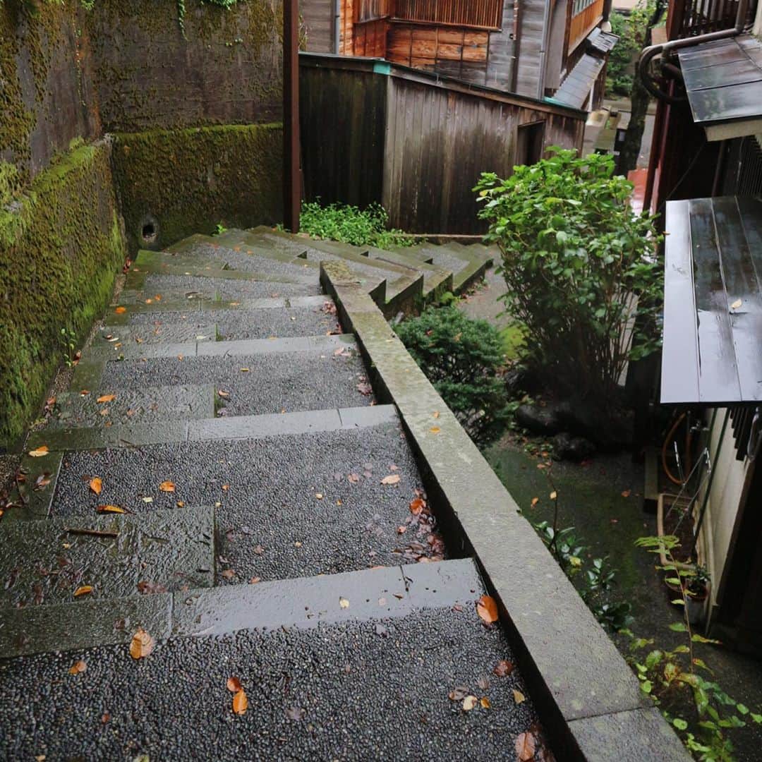 吉羽真紀さんのインスタグラム写真 - (吉羽真紀Instagram)「金沢に来ました。ひがし茶屋街と主計町茶屋街。 雨なのも風情があって良かったかもしれない🍃🙂  #暗がり坂 #ひがし茶屋街」9月18日 22時25分 - makiyoshiba_0911