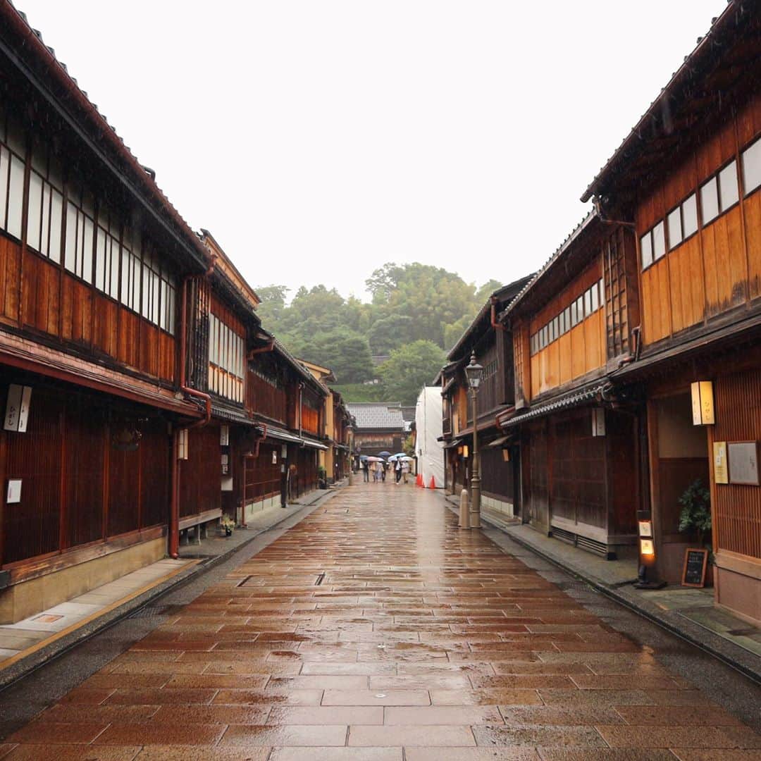 吉羽真紀のインスタグラム：「金沢に来ました。ひがし茶屋街と主計町茶屋街。 雨なのも風情があって良かったかもしれない🍃🙂  #暗がり坂 #ひがし茶屋街」