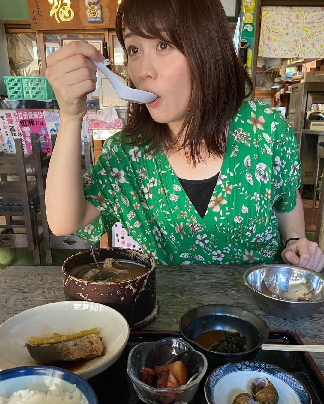 高井瑛子さんのインスタグラム写真 - (高井瑛子Instagram)「. . 夏休みを頂き、初めて粟島（粟島浦村）に行ってきました🏝✨ . 海が綺麗で感動しました。 . . ずっと粟島でやりたかったことを １泊２日にギュッと詰め込んできました。 . . まずは、わっぱ煮を食べること。 わっぱ煮は、魚が入った味噌汁の中に 熱した石をドーンと入れて食べる 粟島の名物料理なのです。 . 見た目のインパクトもありますし 魚の出汁が効いていてとっても美味しかったです😋 . . 続いて、タコを捕ること。 浅瀬でタコを捕まえることが出来るんです。 . ただ行ったときは時期が早くタコが全然いない… １時間半かけてようやく一匹捕れました！ . 帰ってから、茹でて砂糖醤油で煮て頂きました。 自分で捕ったタコ、美味！ . . そして最後は粟島を自転車で１周すること。 . ３時間で島１周できるみたいなんですが いまは通行止めなどもあり、１周は出来ないそうです。 . いけるところまで行こうと頑張りましたが 一山超えて、体力の限界を感じ すぐ引き返してしまいました。 . . １泊では足りなかった～😭 自然もいっぱいで魚も美味しい！ 粟島が大好きになった旅でした。 . . . ------------------------------------------ #新潟テレビ21 #アナウンサー #テレビ #夏休み #新潟県 #粟島浦村 #粟島 #タコ捕り #わっぱ煮 #島一周 #自然 #海 #新潟観光 #岩船 #ux #民宿」9月18日 22時35分 - ux_takai.eiko
