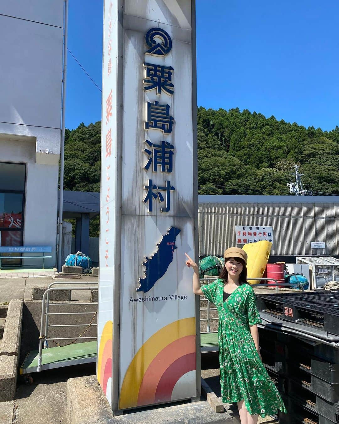 高井瑛子のインスタグラム：「. . 夏休みを頂き、初めて粟島（粟島浦村）に行ってきました🏝✨ . 海が綺麗で感動しました。 . . ずっと粟島でやりたかったことを １泊２日にギュッと詰め込んできました。 . . まずは、わっぱ煮を食べること。 わっぱ煮は、魚が入った味噌汁の中に 熱した石をドーンと入れて食べる 粟島の名物料理なのです。 . 見た目のインパクトもありますし 魚の出汁が効いていてとっても美味しかったです😋 . . 続いて、タコを捕ること。 浅瀬でタコを捕まえることが出来るんです。 . ただ行ったときは時期が早くタコが全然いない… １時間半かけてようやく一匹捕れました！ . 帰ってから、茹でて砂糖醤油で煮て頂きました。 自分で捕ったタコ、美味！ . . そして最後は粟島を自転車で１周すること。 . ３時間で島１周できるみたいなんですが いまは通行止めなどもあり、１周は出来ないそうです。 . いけるところまで行こうと頑張りましたが 一山超えて、体力の限界を感じ すぐ引き返してしまいました。 . . １泊では足りなかった～😭 自然もいっぱいで魚も美味しい！ 粟島が大好きになった旅でした。 . . . ------------------------------------------ #新潟テレビ21 #アナウンサー #テレビ #夏休み #新潟県 #粟島浦村 #粟島 #タコ捕り #わっぱ煮 #島一周 #自然 #海 #新潟観光 #岩船 #ux #民宿」