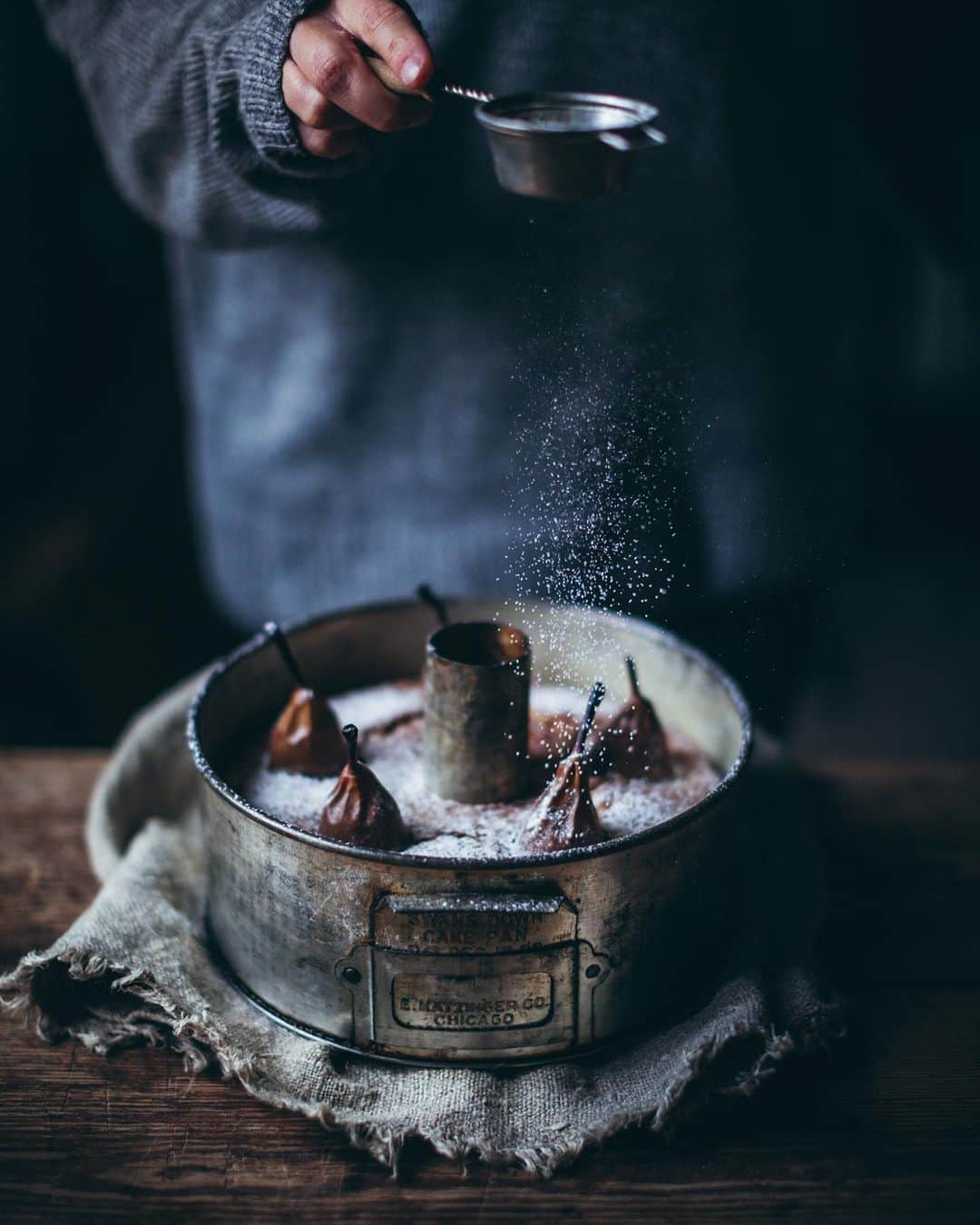 Linda Lomelinoのインスタグラム：「A spiced pear cake in my favorite pan, which I found on Etsy many years ago 👌🏼 I’m writing a list of recipe ideas for my blog and video ideas for my YouTube and would love to hear what you’d like to see there 🤗 You can find the link to this spiced pear cake  through my profile! 🍐」