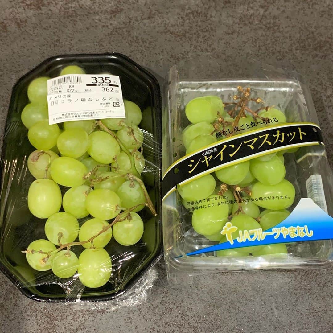橋本志穂さんのインスタグラム写真 - (橋本志穂Instagram)「値段がぜんっぜん違う２つを 食べ比べてみる。  シャインは実がパーンと張ってて やはり食感も違うけど、、、  比べなければ わたしはこのアメリカ産のぶどうも好きだなぁー。」9月18日 22時29分 - shihohashimoto3