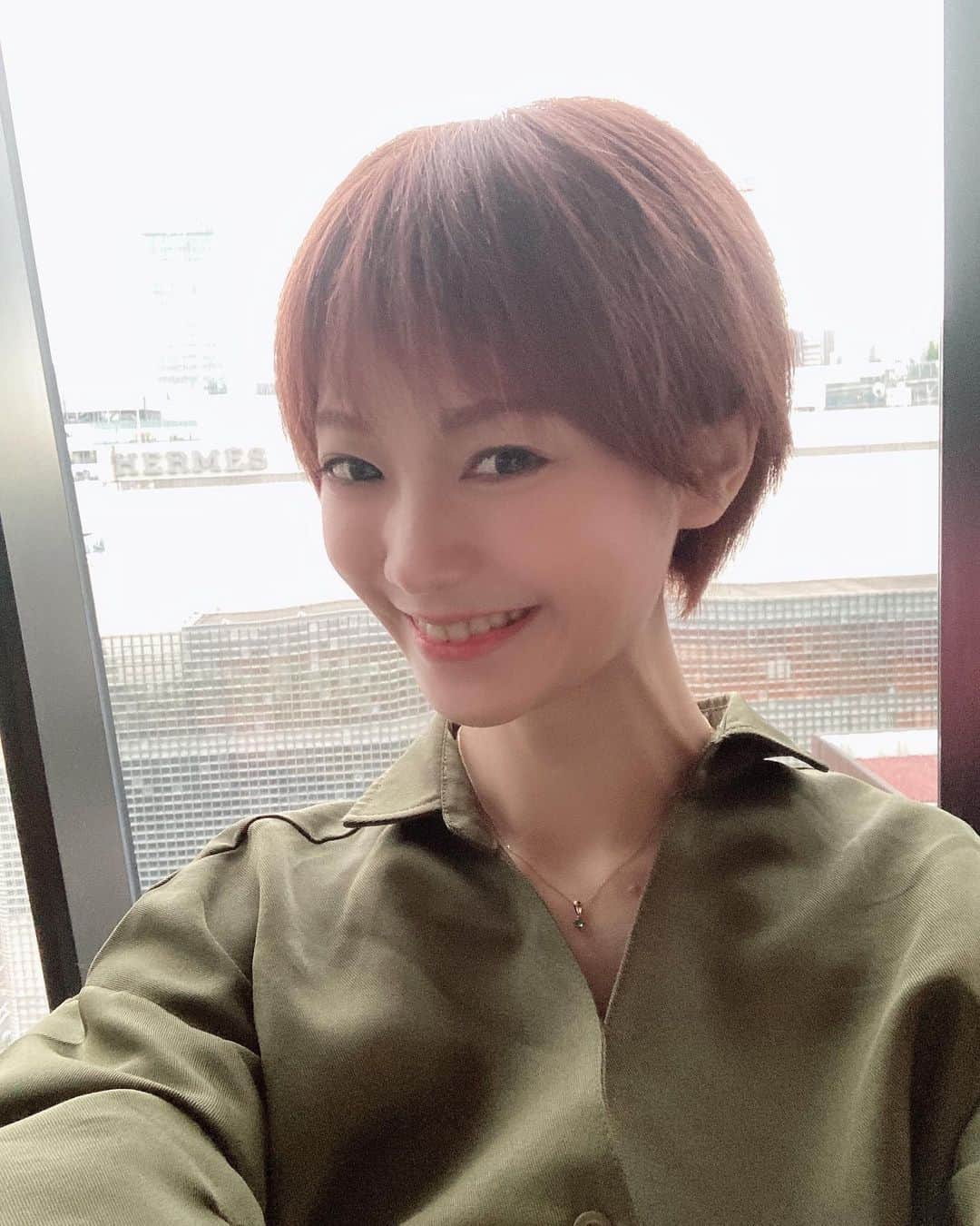 芹川有里のインスタグラム：「自撮りしてるところをめっちゃ見られた図。 すんごい自然な笑顔w 恥ずかしいよね。笑 . #セルフィー #自撮り見られた時のあの恥ずかしさ」