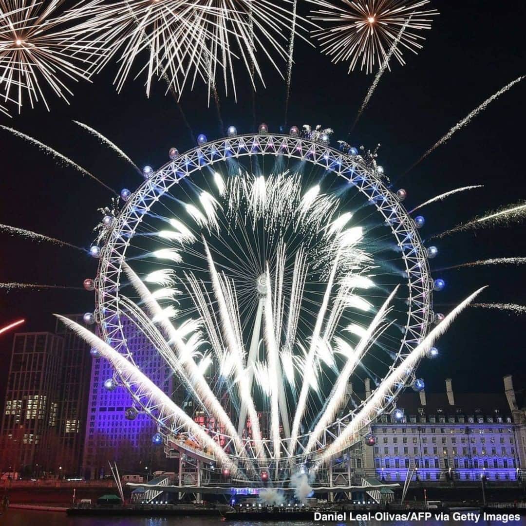 ABC Newsさんのインスタグラム写真 - (ABC NewsInstagram)「The massive fireworks display that lights up London's skyline every New Year's Eve, attracting tens of thousands of people, has been canceled this year due to the coronavirus pandemic.  "There will not be fireworks on New Year’s Eve this year like in previous years," London Mayor Sadiq Khan said. "We simply can’t afford to have the numbers of people who congregate on New Year’s Eve congregating." #nye #fireworks #newyearseve #covid19 #london #sadiqkhan」9月18日 22時31分 - abcnews
