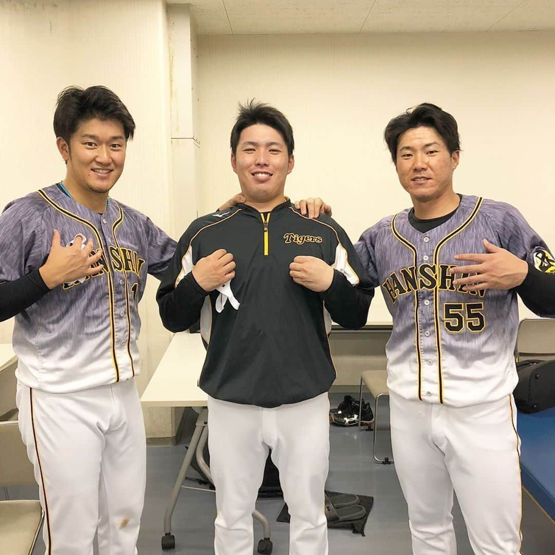 阪神タイガースさんのインスタグラム写真 - (阪神タイガースInstagram)「先制HRを放った陽川選手とナイスリリーフ岩貞投手＆馬場投手‼️ #陽川尚将 選手 #ナイスホームラン✨  #岩貞祐太 選手 #馬場皐輔 選手 #ナイスピッチング✨  #みんなでゴリラポーズ🦍✨ #🍌 #阪神タイガース #its勝笑timeオレがヤル」9月18日 22時32分 - hanshintigers_official