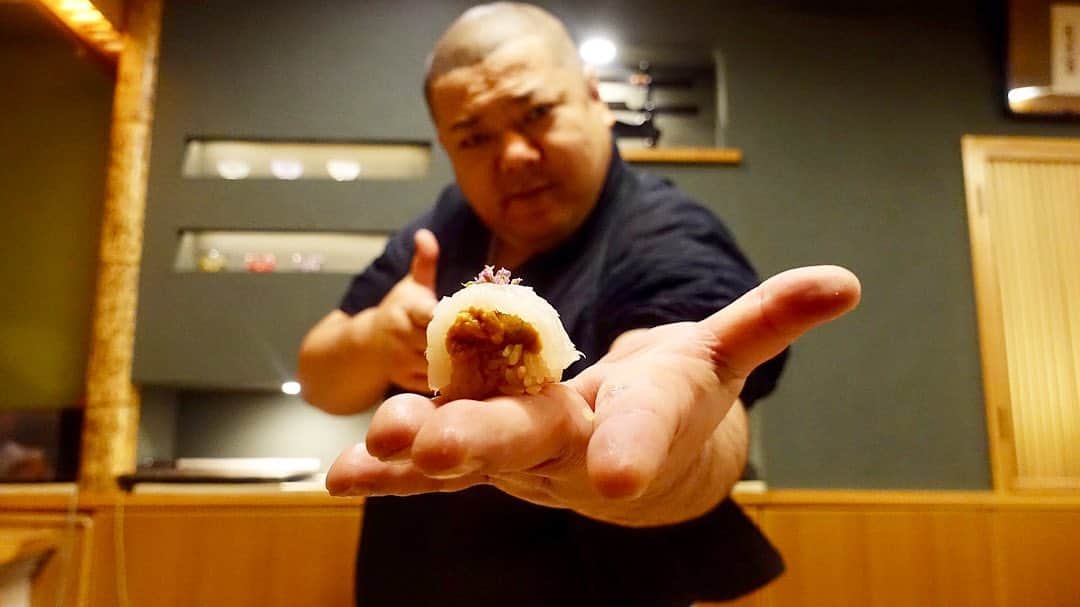 のインスタグラム：「この人は多分何やっても成功する人だろうな って直感で感じた (僕の直感は当たります)  元暴走族総長の鮨はどれも江戸前鮨を少しひねったもの  しかもどれも嫌味にならないくらいに抑えられかなりバランス力に優れている  やりすぎない手間暇をプラスさせるという意味においては江戸前の進化系か  江戸前を食べ慣れてる人なら絶対に楽しめるお店  そして暴走族時代や鮨屋になりたての新人の頃の破天荒な話はめちゃめちゃ面白くてこんな付加価値ほかの店に絶対ない  六本木に新たな新名所発見。  #蔵六雄山 #zourokuyuzan  #sushi #品川イッコー #ikkosfilms  #japanesefood #sushilover  #sushistagram  #igers #tagsforlikes #instagramjapan #ilovejapan #麺スタグラム  #好吃」