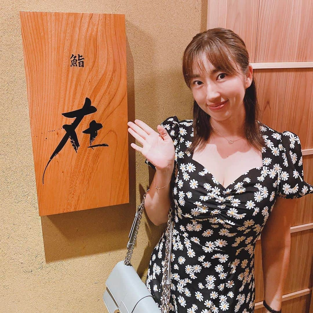 庄司ゆうこさんのインスタグラム写真 - (庄司ゆうこInstagram)「大好きなお鮨シリーズ✨ ずっと行ってみたかったお寿司屋さんさいとうに行ってきました❣️ さいとうさんの人柄が最高過ぎる🌟また行きたいけど次はいつ行けるんだろ🥺 そして5枚目は広尾の在！！ここはランチもやってるし、個室カウンターもあって接待とかにオススメなお店❣️ 何回も行ってるけど毎回本当に美味しくて感動する🥺✨ 6枚目はいちかわ❣️ これもずっと行ってみたかった念願のお店✨✨ シャリのサイズ感が最高で、ぜーんぶ美味しかった✨全体的にネタの順番や量が超私好みでした🥰 またオススメなお寿司屋さんあったらアップします⤴️ #さいとう#鮨#鮨さいとう#在#広尾#いちかわ#お寿司#大好き#鮨好きな人と繋がりたい#過去pic」9月18日 22時42分 - yuko.shoji