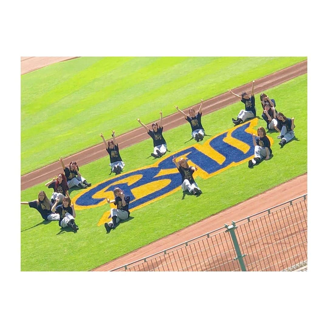 YURINAさんのインスタグラム写真 - (YURINAInstagram)「・﻿ 🏟⚾️🌞☁️🌟﻿ ﻿ 📸 BsG2020 inほっともっとフィールド神戸 ﻿ ﻿ ﻿ ﻿ Buffaloes Victory #おりほー　🤘🏼✨﻿ ﻿ 久しぶりの京セラドーム大阪での勝ちSKY﻿ ﻿ 幸せでした〜〜〜🥰🥰🥰﻿ ﻿ 明日も勝ちますよーに！！！！！﻿ ﻿ ﻿ ﻿ ﻿ ﻿ 昨日までの3日間は、﻿ ほっともっとフィールド神戸での試合でした！﻿ 沢山のご声援ありがとうございました📣﻿ ﻿ オリックス・ブルーウェーブの﻿ 復刻ホームユニフォームを着用しての﻿ パフォーマンス👕✨﻿ ﻿ 今シーズンはもうほっともっとフィールド神戸での試合がないと思ったら寂しいです😢﻿ ﻿ 今シーズンも皆さんとあの球場で﻿ バファローズを応援できて幸せでした🏟⚾️ ありがとうございました！！！  ﻿ ﻿ #オリックス #BsGirls #Bs2020 #avex﻿ #baseball #プロ野球 #ORIX #Buffaloes﻿ #超革新系 #勝紺 #京セラドーム大阪 ﻿ #ほっともっとフィールド神戸 #オリ姫 ﻿ #yurina_359  #BsGirls2020 #performer﻿ #dance #全力パフォーマンス #followme﻿ #高身長女子 #筋トレ女子 #黒髪ストレート ﻿ #野球好きと繋がりたい #インナーカラー﻿ #オリックスブルーウェーブ #BlueWave ﻿ #復刻 #リトルネプチューン #がんばろうKOBE﻿」9月18日 22時42分 - yurina_bsgirls_359