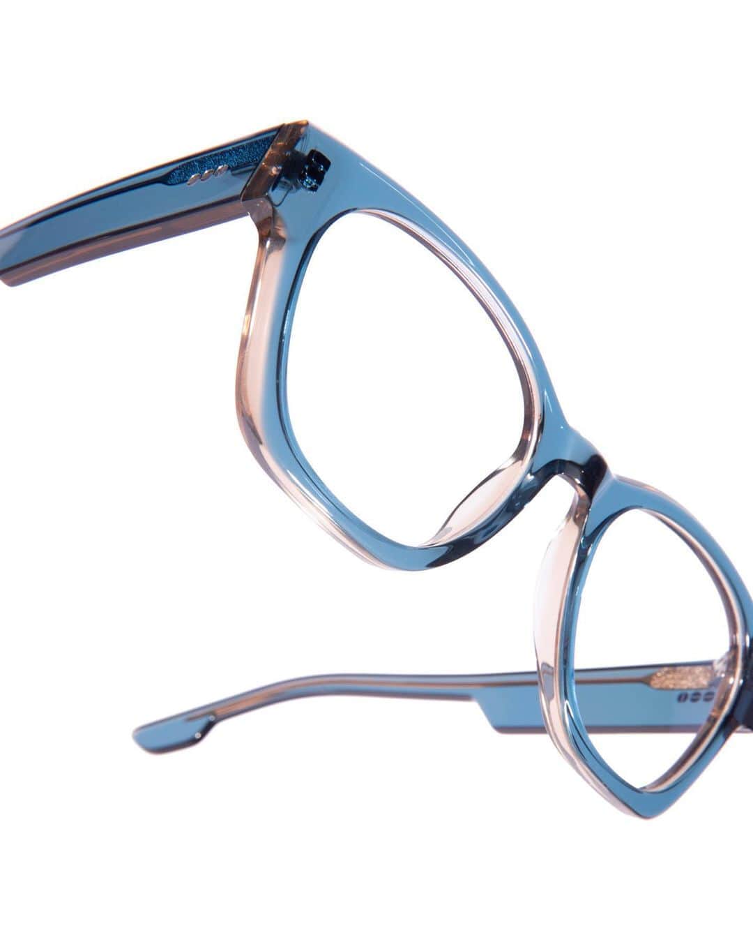 のインスタグラム：「Massive quality and luxury feel. ⠀⁠⠀ Discover our new FW20 optical collection online or in our Antwerp flagship store.⠀⁠⠀ ⠀⁠⠀ Opticals: Omar Blue Fog and Jeff Tortoise⠀⁠⠀ ⠀⁠⠀ ⠀⁠⠀ #SS20 #ss20optical #optical #optic #opticallover #belgium #opticalfashion #antwerpdesign #belgiumfashion #antwerpfashion #collection #fashioneyewear #optician #lunettes #eyeweardesign #fashion #komono⠀⁠⠀」