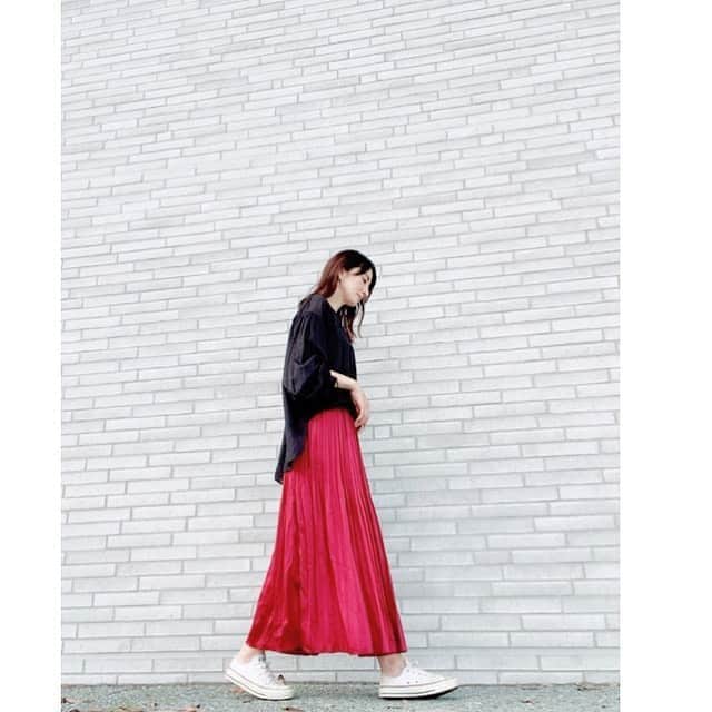 前田ゆかのインスタグラム：「ボルドーカラーの存在感高まる秋コーデ✨  先日のエルーラ展示会でセレクトしましたロングプリーツスカート！  ウエストゴム仕様で位置を調整しやすくストレスフリー！  ロング丈で着用したかったのでLサイズをチョイスしています✨ @elura_official   冬はタートルニットとあわせて着たい多様なプリーツスカート✨  stオンラインストアで秋冬物も購入できますよ！  #Elura#エルーラ#大人の悩みに効くコーデ#Elura2020FW #stunninglure  #converse」