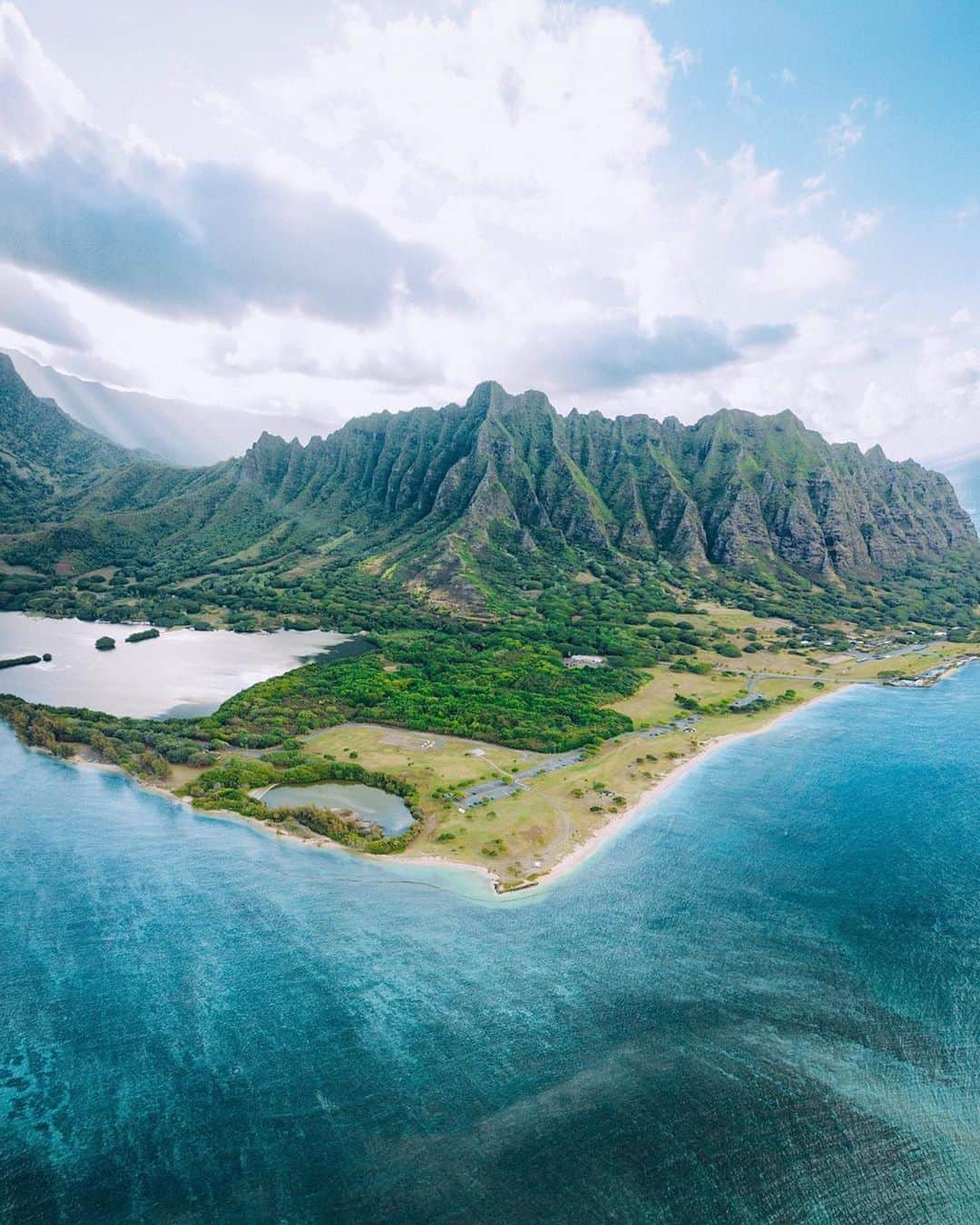 Travel + Leisureさんのインスタグラム写真 - (Travel + LeisureInstagram)「There are countless reasons to visit Hawaii, but maybe the most enticing thing is its incredible range of resorts. They're diverse enough to have something for everyone, and the scenery is always stunning. Click the link in bio to get the 20 best resorts in Hawaii, including the newcomer that captured the top spot. #tlpicks courtesy of @_adamdesjardins」9月18日 22時52分 - travelandleisure