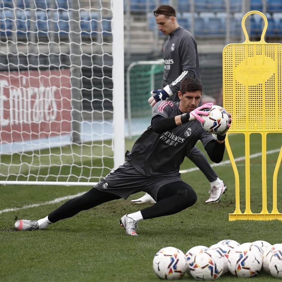 ティボ・クルトゥワのインスタグラム：「👀⚽️ ! #HalaMadrid」