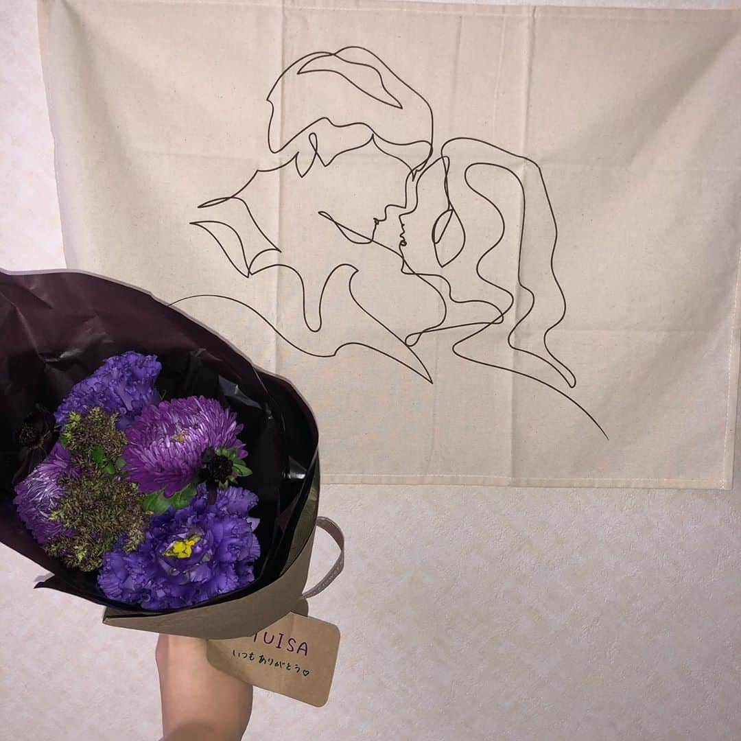 谷中唯彩さんのインスタグラム写真 - (谷中唯彩Instagram)「お花いただきました💐 わたしのイメージだって。 紫好きだから幸せです😖💜 . みんないつもありがとう😊 . #YUISA #erg #thankyou #고마워 #インテリア #ファブリックポスター #韓国インテリア」9月18日 22時49分 - yuisa_erg