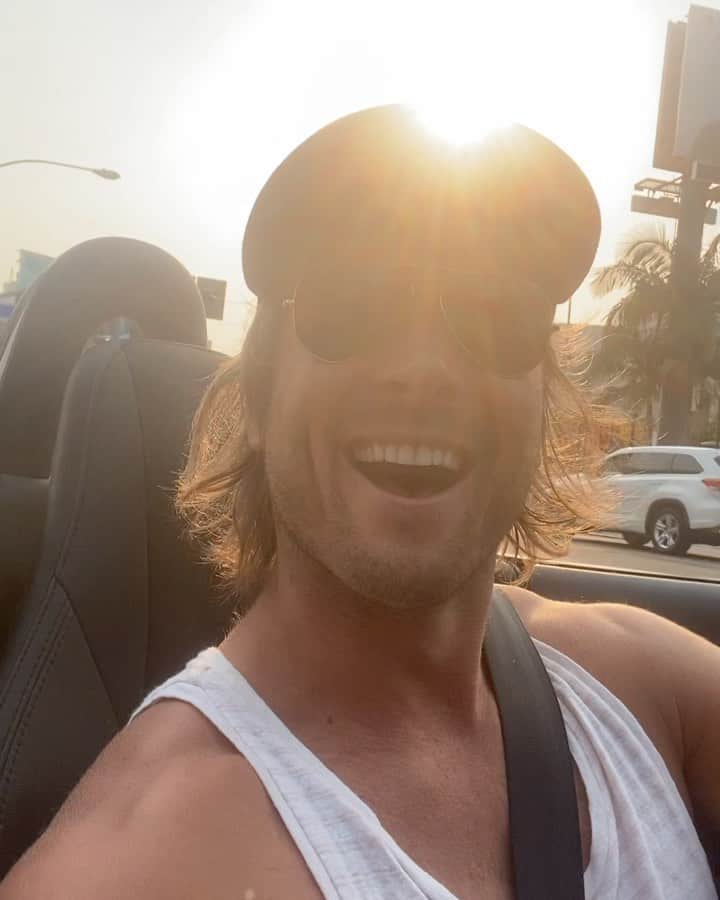 グレン・パウエルのインスタグラム：「Camp Counselor Dave here letting you know Camp...is...OPEN!   Watch “Jurassic World: Camp Cretaceous” TODAY on @netflix」