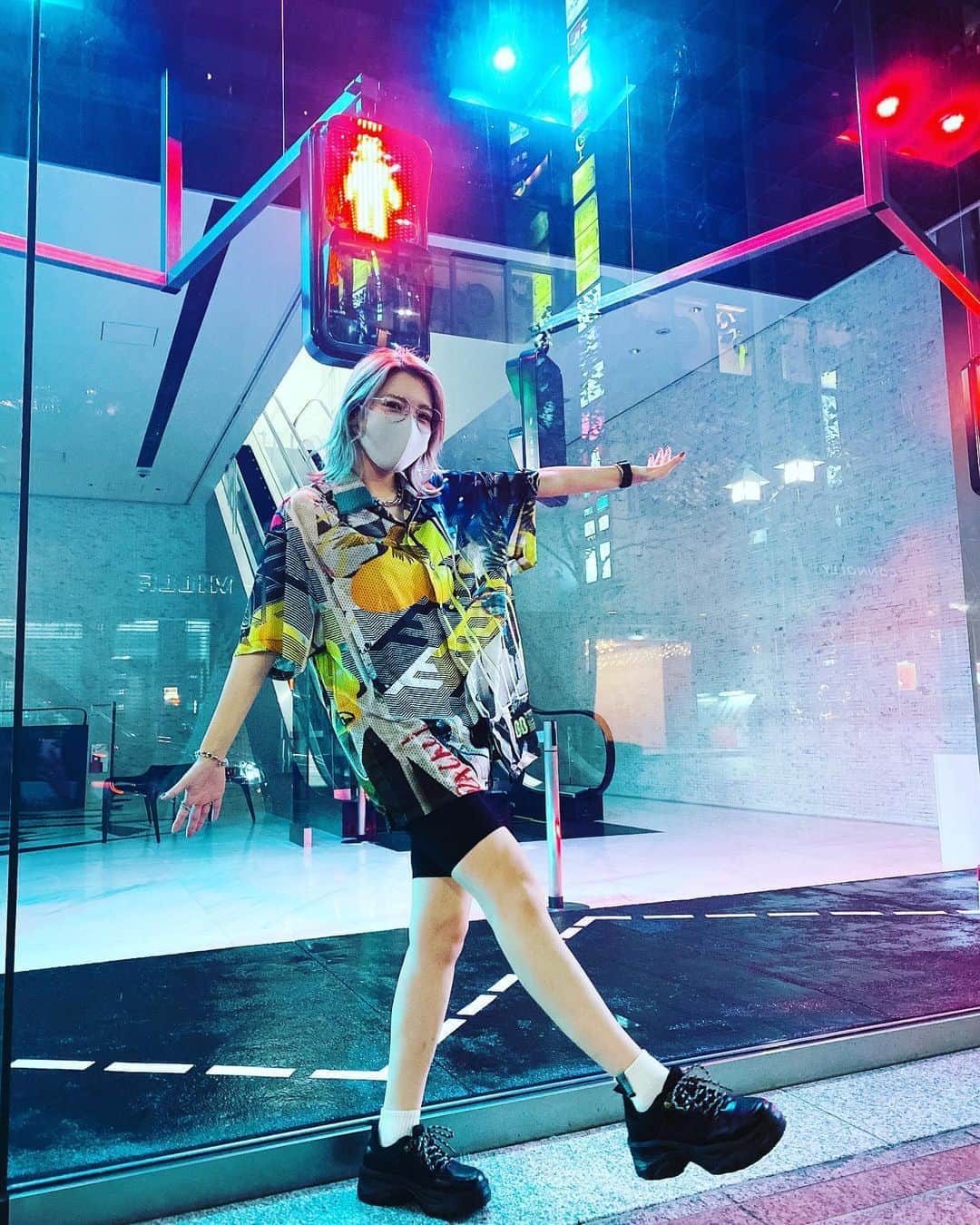 DJ CHI☆MEROのインスタグラム：「赤信号は止まりましょう🚥 #outfit @tcr_by_toucher_official  DJしながら店頭立つの楽しいよ🧍‍♀️ 明日からDJイベント同時開催！ ウェルカムドリンクプレゼント😋 . あ！足の張りに効くやつ教えて〜！」