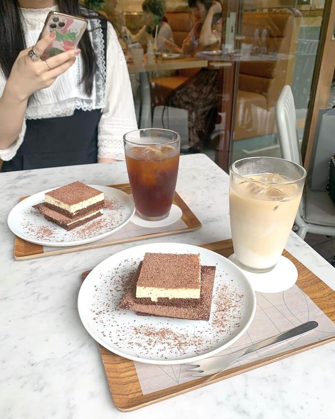 廣川奈々聖さんのインスタグラム写真 - (廣川奈々聖Instagram)「#whiteglasscoffee ﻿ 渋谷駅からちょっと歩いたところにあるカフェ🚶‍♀️﻿ ﻿ ﻿ この、薄いチョコが挟まってるティラミスが食べてみたかったの！🐇♡﻿ ﻿ 苦味はほとんどなくて﻿ 気づいたらペロッと食べきっちゃう美味しさだった……ふわとろんって感じ！﻿ ﻿ ﻿ ﻿ 雰囲気もすっごく良くておすすめ〜！ ﻿ ごはんも美味しそうだった、、 ; ᴗ ; ♡﻿ ﻿ ﻿ ﻿ ﻿ #ななせのcafe巡り#渋谷ランチ#渋谷カフェ#桜丘カフェ#ホワイトグラスコーヒー#ティラミス#大理石#東京カフェ#tokyo_cafe」9月18日 23時10分 - nanaseven7_u_u