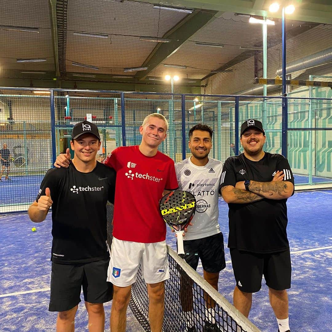 フェリックス・サンドマンのインスタグラム：「An honor to play with the best @cayerocafort and win against these two! So in love with this game 🎾 Easy ;) VAMOS @court1padel」