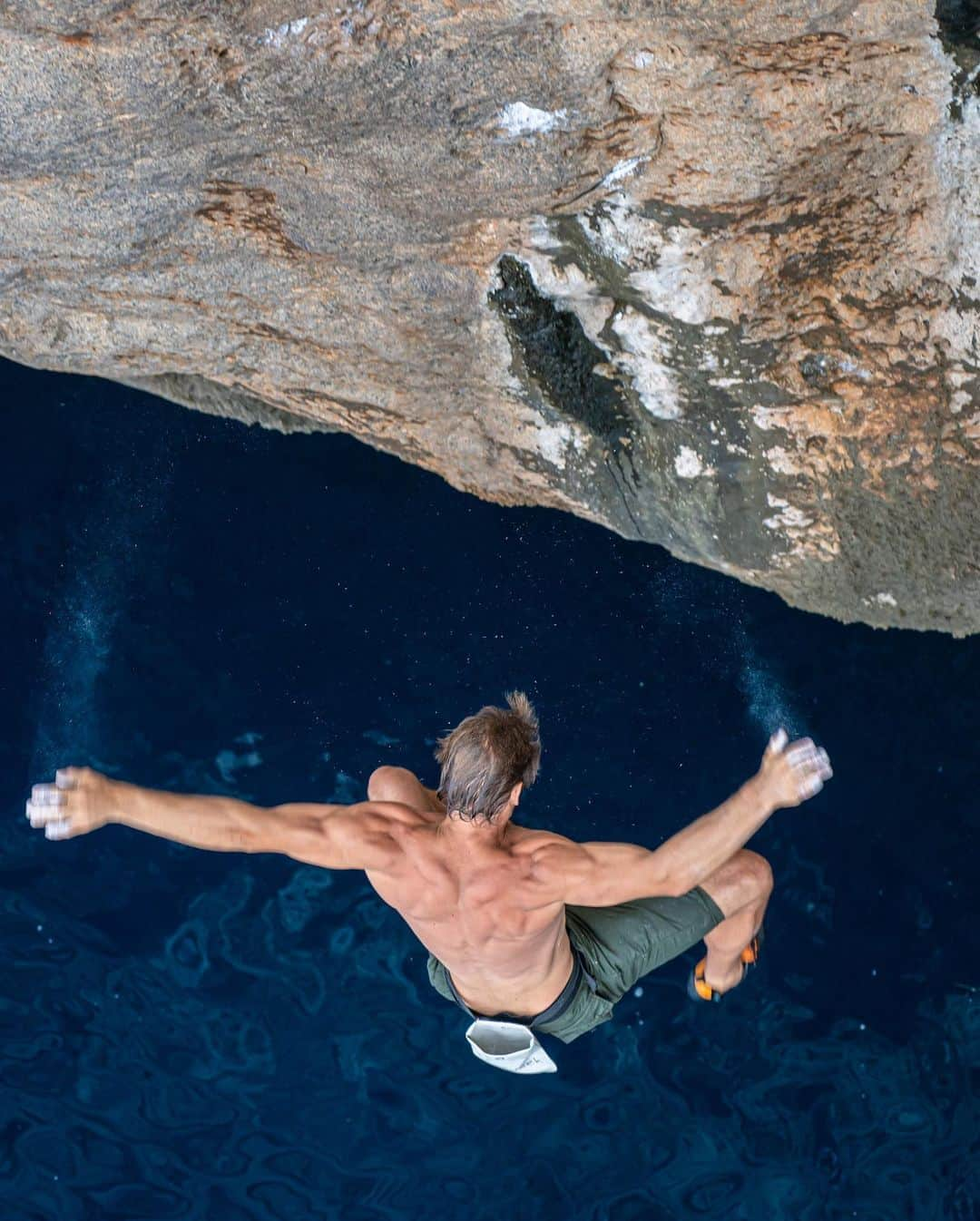 クリス・シャーマさんのインスタグラム写真 - (クリス・シャーマInstagram)「Yesterday was really fun to share some of my favorite spots on the north-west coast of Mallorca with @nilsfavre and @classenmartin . It’s great to see these guys so psyched for #psicobloc and see them appreciate these news areas and lines they I’ve spent so much time developing. All the best guys. Til we meet again above the sea!! 🤙🤙📸 @giancolafoto  @sharmaclimbing  @tenayaclimbing  @prana」9月18日 23時05分 - chris_sharma