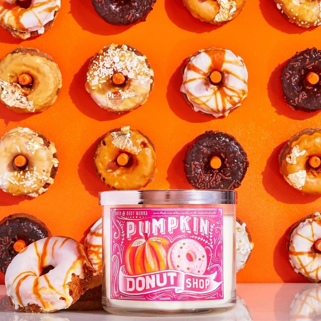 Bath & Body Worksさんのインスタグラム写真 - (Bath & Body WorksInstagram)「🍩 Donut mind if we do 🍩It's Fall Treat Friday & we're kicking it off with a NEW fragrance-inspired recipe! Head to Stories to screenshot & try it out!」9月18日 23時05分 - bathandbodyworks