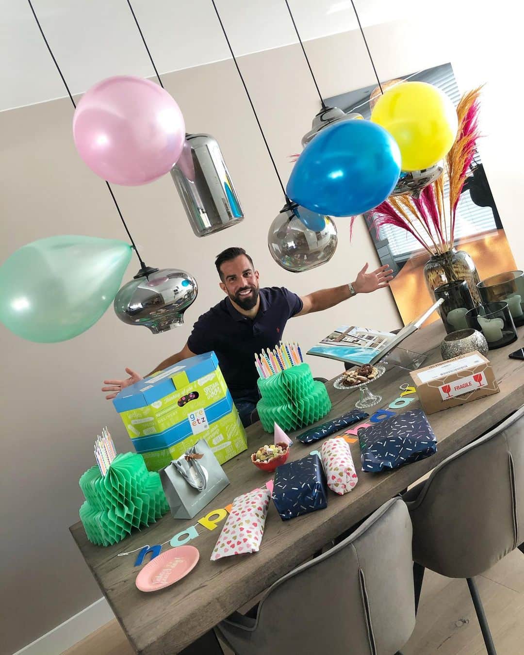 コスタス・ランプルーのインスタグラム：「Feeling loved and blessed on my birthday!🎂🙏🏼 #birthdayboy #29」