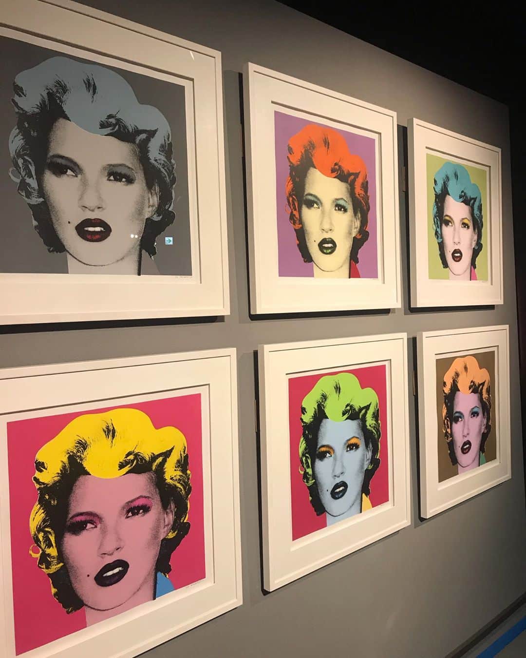 織香さんのインスタグラム写真 - (織香Instagram)「バンクシー展へ。 この絵が一番印象に残りました🐵🐵🐵 #laughnow 2枚目はマリリンモンローではなくて#katemoss 3枚目ぬいぐるみのように爆弾を抱える少女 #bombhugger  4枚目はシュレッダーで有名な#girlwithballoon  10/4まで横浜で、そのあと大阪へいくそうです。本当に沢山の作品で見応えがあるけど、とても混んでるので平日がオススメです🥺 #banksy #yokohama #バンクシー展」9月18日 23時07分 - orikagram