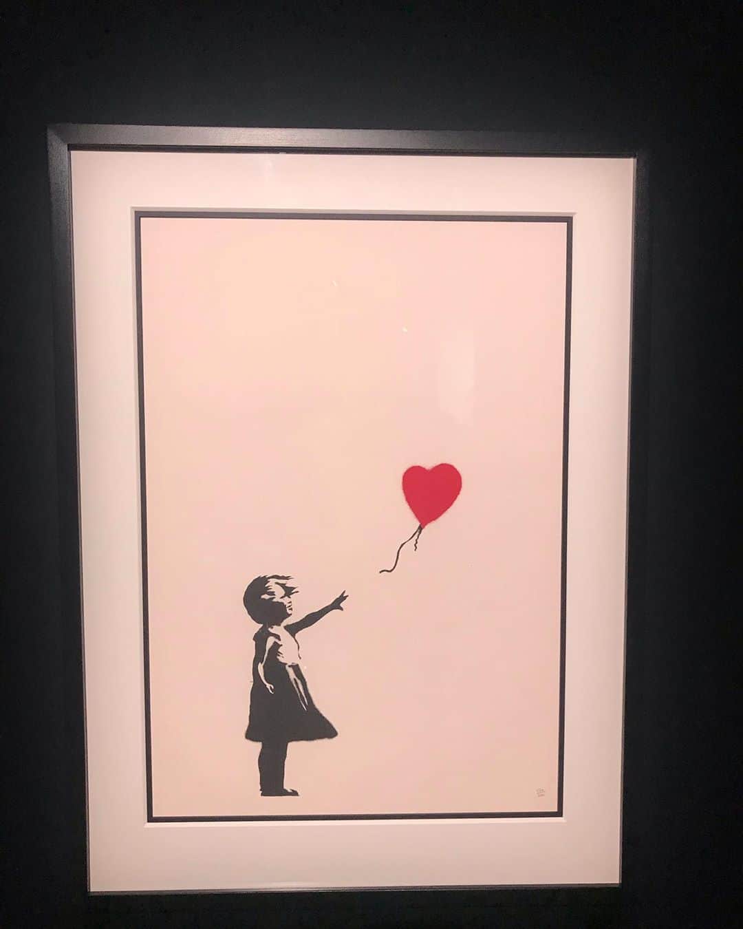 織香さんのインスタグラム写真 - (織香Instagram)「バンクシー展へ。 この絵が一番印象に残りました🐵🐵🐵 #laughnow 2枚目はマリリンモンローではなくて#katemoss 3枚目ぬいぐるみのように爆弾を抱える少女 #bombhugger  4枚目はシュレッダーで有名な#girlwithballoon  10/4まで横浜で、そのあと大阪へいくそうです。本当に沢山の作品で見応えがあるけど、とても混んでるので平日がオススメです🥺 #banksy #yokohama #バンクシー展」9月18日 23時07分 - orikagram