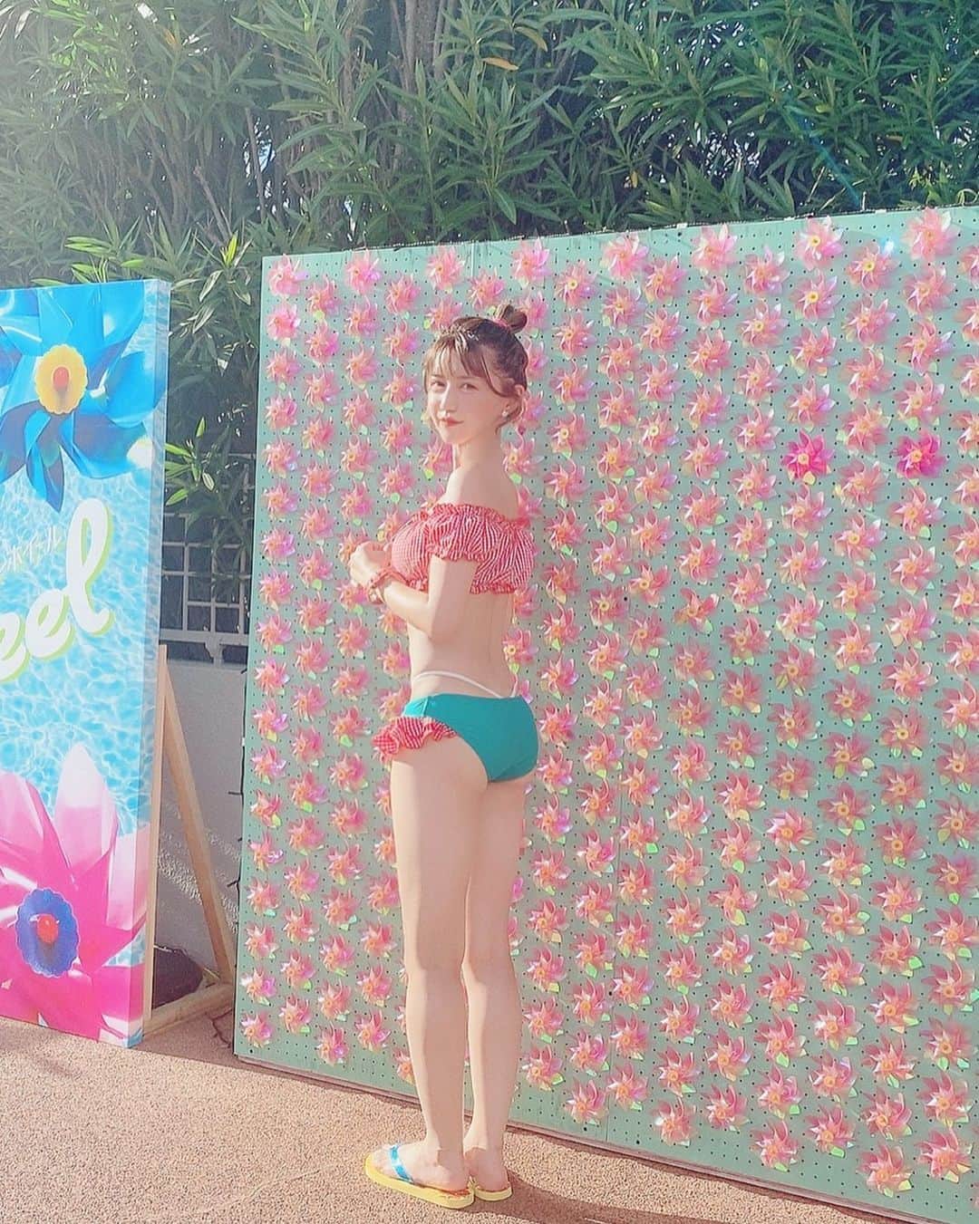 河西里音のインスタグラム：「あつぅ☀️今日夏っぽい♪ 久々におーちで のんびり写真フォルダー 見返してまーすw #summer #まだまだ夏は終わらにゃい でほしい🥺 #よみうりランドプールwai  #インスタスポット発見 ✨ #photo #colorful #japanesegirl」