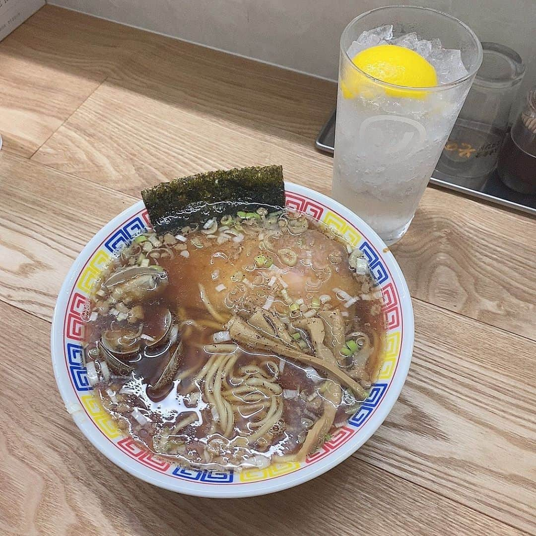 渡邊菜々さんのインスタグラム写真 - (渡邊菜々Instagram)「☆ やっと行けたあ！！ 🍜そのだ🍜 セーラームーンのコップに一目惚れしてずっと行きたくてうずうずしてたの、、 ラーメン美味しすぎて🍜 多分ここは行く準備をして行かないと胃に入らない😂 コテコテなのよ笑 コスパ最強だし、あざっす！！🙏 ・ #わたななカフェ巡ってみた  #そのだ#親不孝通り#福岡グルメ #福岡ごはん#ラーメン#セーラームーン」9月18日 14時23分 - watanana1225