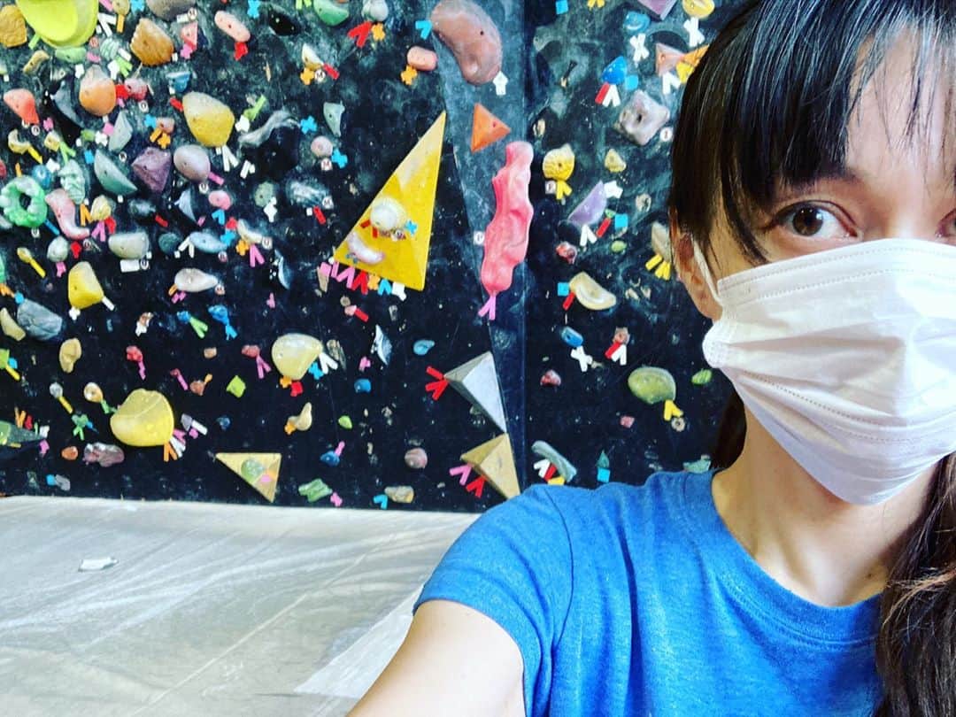 のインスタグラム：「事務所のYouTube第二弾！「ボルダリング編」 更新しました！ 今回も冴え渡る編集有り難い。 見てくださーい！ 👇 https://youtu.be/l2LJ7L8CN7o #ヴィヴィアン #youtube  #ボルダリング  #佐伯日菜子  #運動神経マイナス」