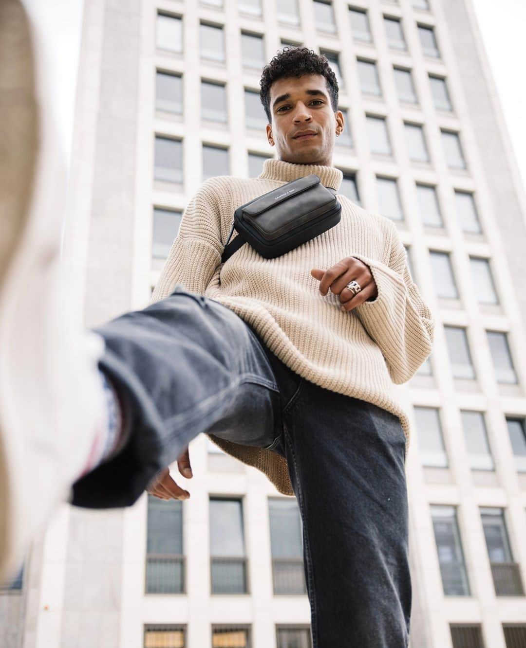 Kapten & Sonさんのインスタグラム写真 - (Kapten & SonInstagram)「'Take massive imperfect steps towards your goals.' 🙌 Stepping into the weekend with our new cool hip bag Harra "All Black". 🖤 #bekapten #kaptenandson #kaptenandsonmen⁠ .⁠ .⁠ .⁠ #hipbag #style #newstyles #fashion #inspiration #outfit #streetstyle #ootd #friday #weekend」9月18日 14時30分 - kaptenandson