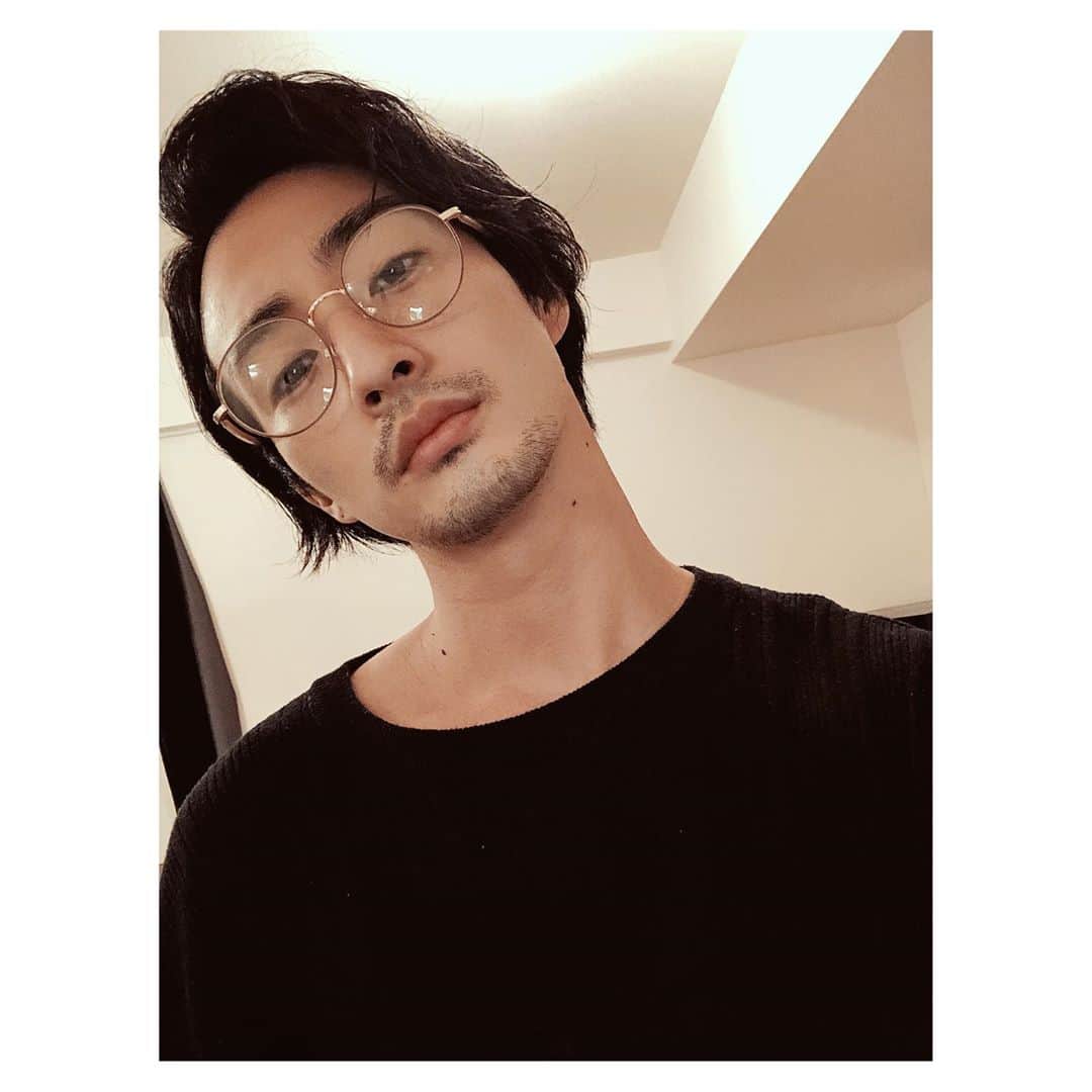 ロビンのインスタグラム：「Editing day 🖥  今日はがっつり編集day.  #robinfuruya #古屋呂敏」