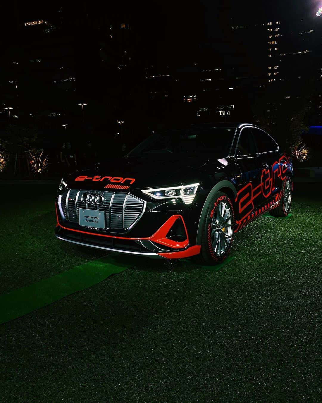 石倉ノアさんのインスタグラム写真 - (石倉ノアInstagram)「Audi e-tron .. . Audi初の電気自動車。 かっこよすぎる。エクステリアミラー。 最大充電で405kmの航続性能。 魅力しかない。電気自動車に乗り換えたい🚗 . .. #Audietron #etron #世界を前へ」9月18日 14時38分 - zeppelin.noah