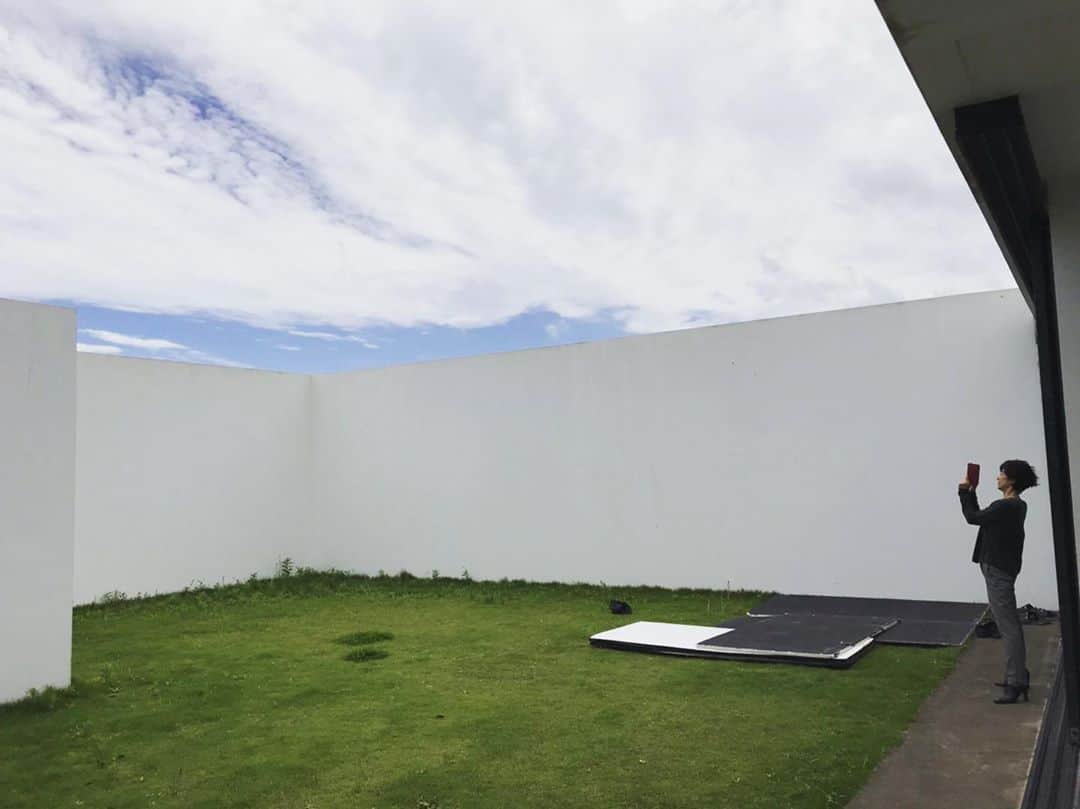 鈴木保奈美さんのインスタグラム写真 - (鈴木保奈美Instagram)「ある日のスタジオの中庭で、塀に切り取られた空が面白かったので撮っているところ、を撮られているところ。」9月18日 14時40分 - honamisuzukiofficial
