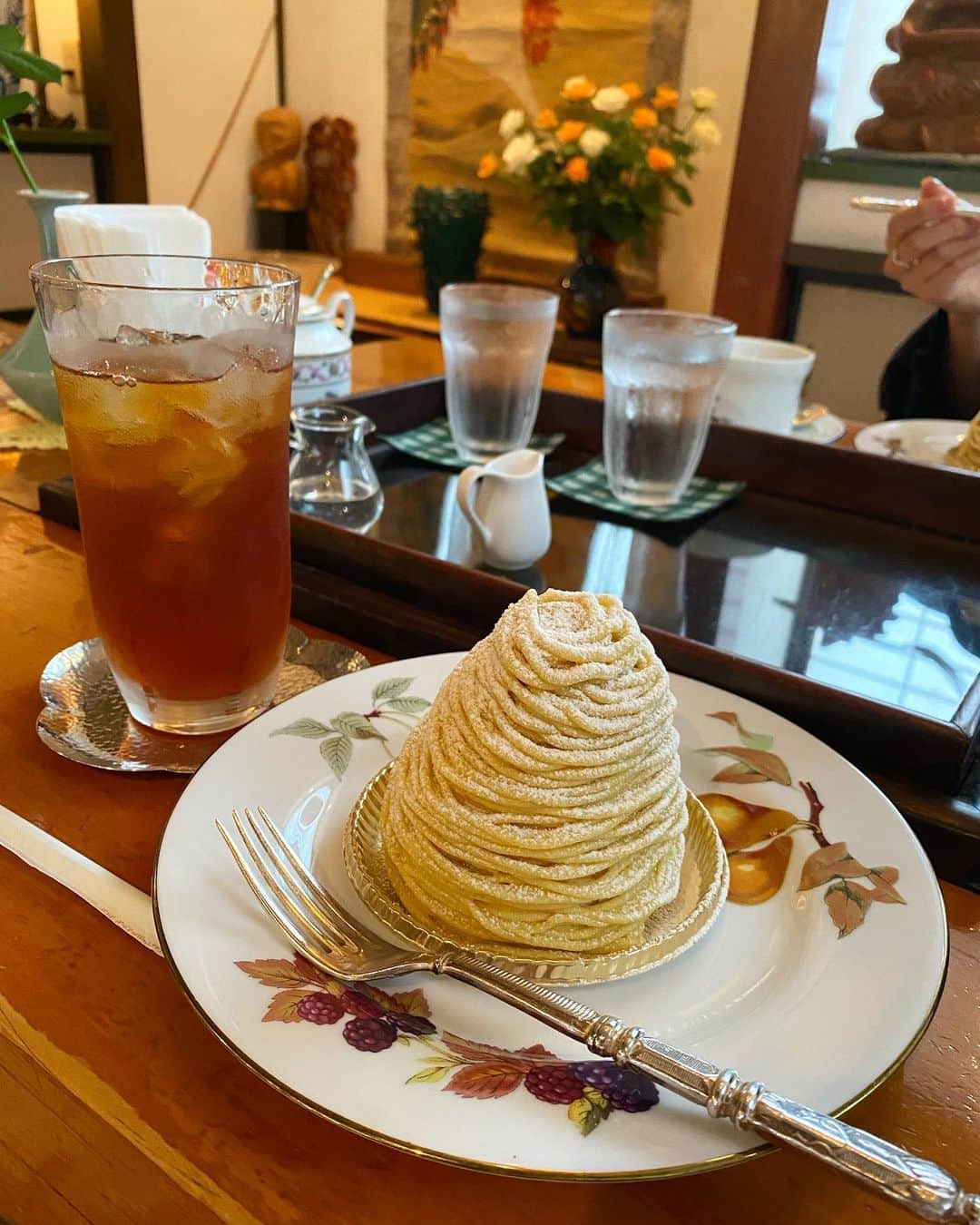 姫野れみのインスタグラム：「今年も美しい🥺✨ 毎年楽しみにしている草里のモンブラン！ パパたちが練習の間、止まらないお喋りと共に 堪能させて頂きました🤫❤︎  (もちろんパパにお土産も😅)  #草里 #ケーキ #モンブラン」