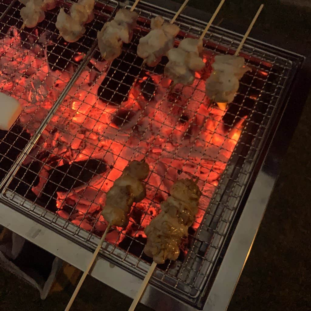 中島早貴さんのインスタグラム写真 - (中島早貴Instagram)「地味におうちBBQにハマっています🙋‍♀️ 　 この前は串焼きにして 新しい風を吹かせてみたよん。笑 　 シンプルに焼き鳥も美味しいけど 厚揚げとはんぺんとししゃも最高だったな🤤💗 　 スーパー行って食材を買うときは なるべく #海のエコラベル がついてる物を選びます🐟 鶏肉も#sqf (セーフクオリティフード)マークが付いているものを🐓    マーク別されている商品は手に取りやすい！ 　 調べると色々出てきちゃう世の中だから、人によって考えは違うけど、口に入れるものは自分が信用しているものがいいなぁと思うこの頃🤔 　 美味しくいただきました！🙏🏻🌏✨ 　 #海のエコラベル #sqf マーク #森里川海アンバサダー #🌏」9月18日 14時54分 - saki__nakajima__uf