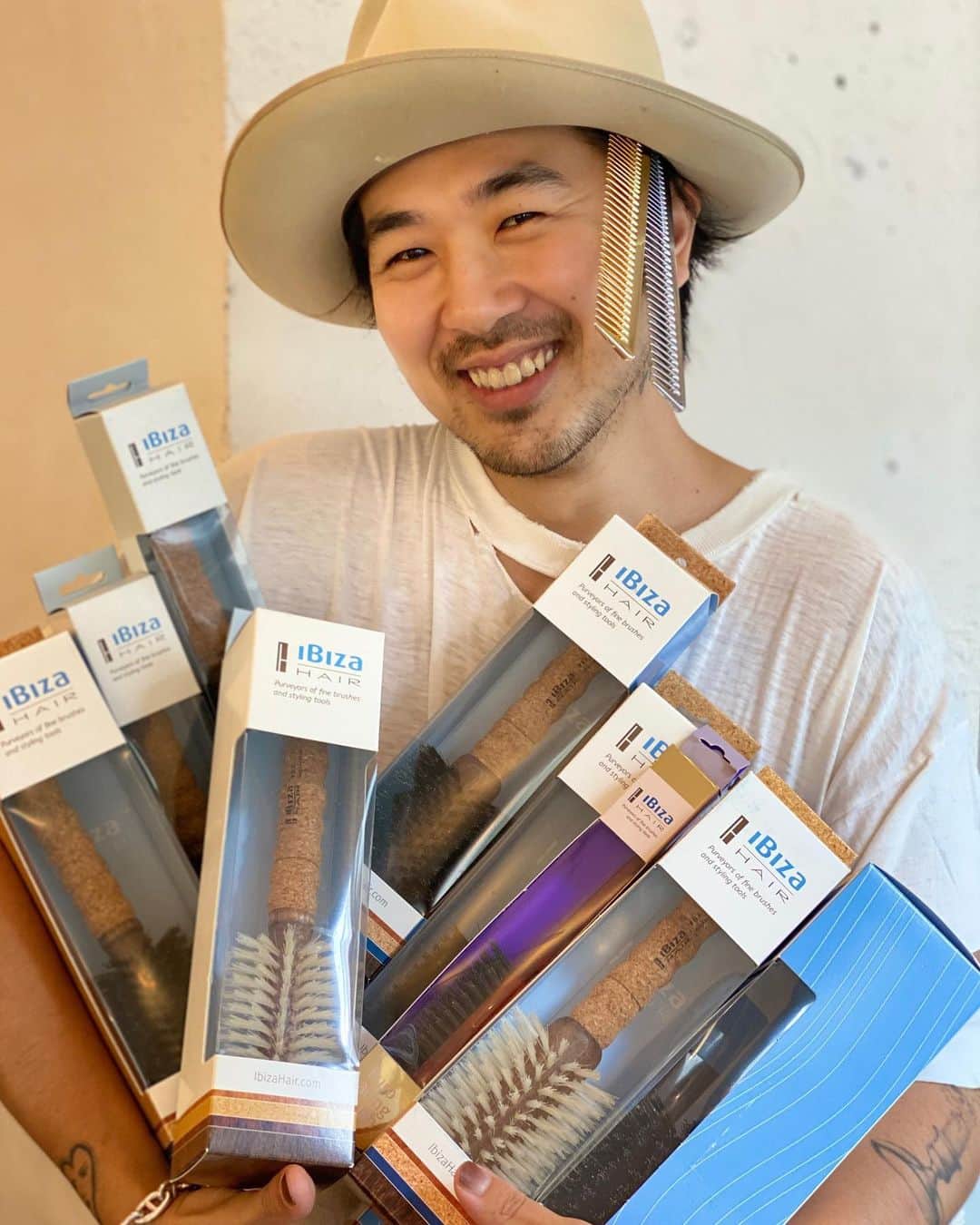 青木大輔のインスタグラム：「LAから 調子良いブラシとコームが届いた〜って 爆上がりしてる KATSU君⤴️⤴️ … 沢山あるから 少しづつ出していくのかと思ったら〜 イッキに全部出してるし！🤣🤣 … 思い切りがあってヨロシイ‼️ … ちょっと使わせてもらったけど ホントに使いやすくてビックリしたー！ … 良い道具ゲットすると嬉しいよね👍🏽 #tiechel @katsu_goto  #良いブラシゲット #道具は嬉しい #良いデザイン作ろう」
