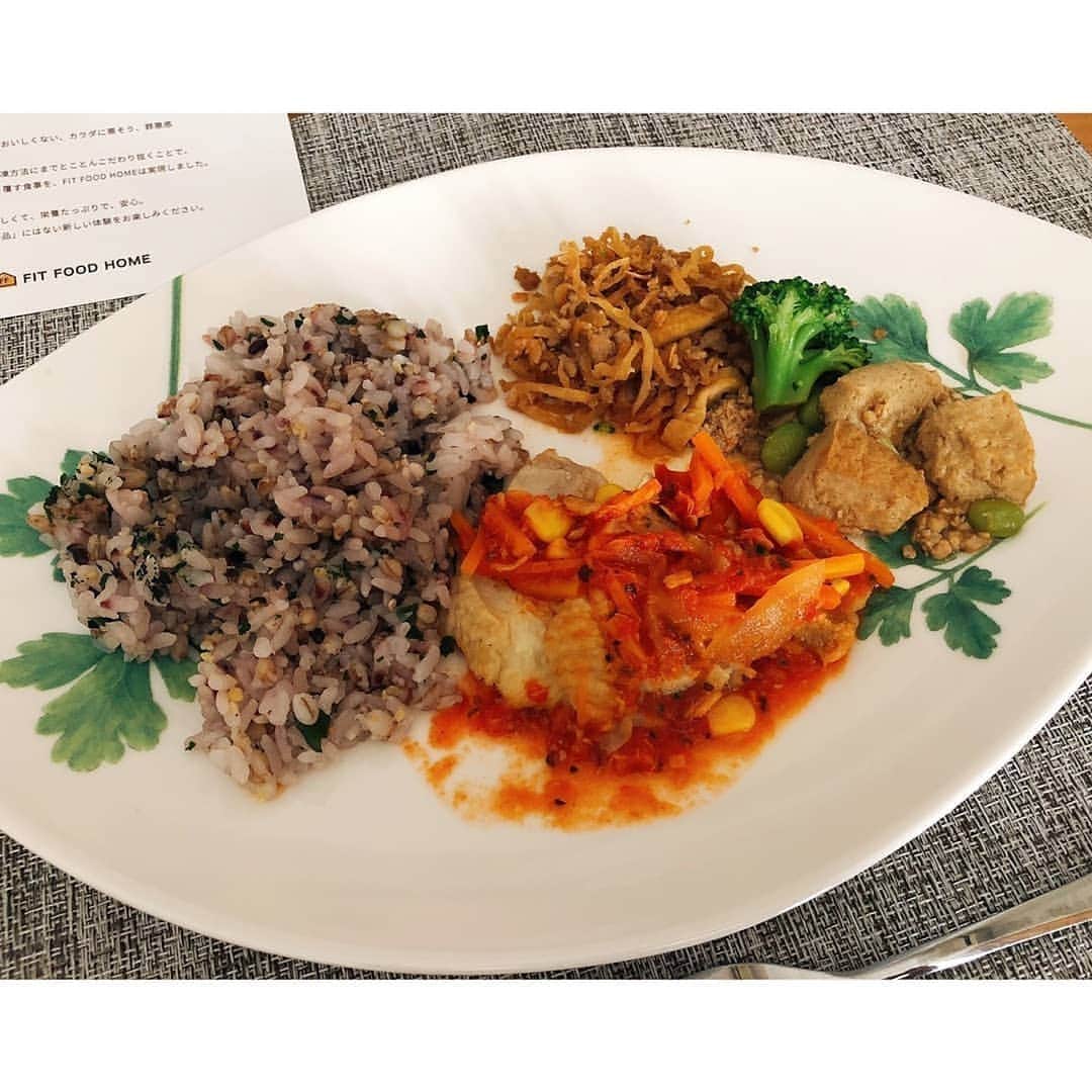 垰智子さんのインスタグラム写真 - (垰智子Instagram)「バタバタの金曜日💦 週末は4連休ですね♪ . 食欲の秋に既に突入している私ですが、バタバタしてる時こそしっかりとバランスがいい食事を摂りたくてランチは @fitfood_home を🍽🥦🐔 . @fitfood_home は、シェフが手作りしたお料理を急速冷凍したもので、身体バランスにこだわって作られてるの✨ ☑おかずは3品で糖質15g以下 ☑ごはんは無添加のこんにゃく米を30%混ぜ込み ☑ビタミン・ミネラル・食物繊維のサプリごはん . 他にもママ用に葉酸や鉄分強化メニューやダイエット用に400kcal以下糖質45g以下のものもあるよ🏋️ . そして、何よりも美味しい😋💕 . レンジでチンするだけで、こんなに美味しくてバランス満点のお料理が食べられるとか本当に幸せ♡ . ダイエット中の方や忙しいママや在宅ワークでササッとお食事したい方にもいいし、お年寄りの方のバランス食にも最適だよ♪ . . #fitfoodhome #food #foodstagram #バランス食 #糖質制限メニュー #糖質制限ダイエット #無添加 #冷凍食品 #healthyfood #healthy #おうちごはん #国産素材 #無農薬米 #diet #dietfood #tavenal #おかずプレート #サプリごはん」9月18日 15時03分 - taotao_tomo