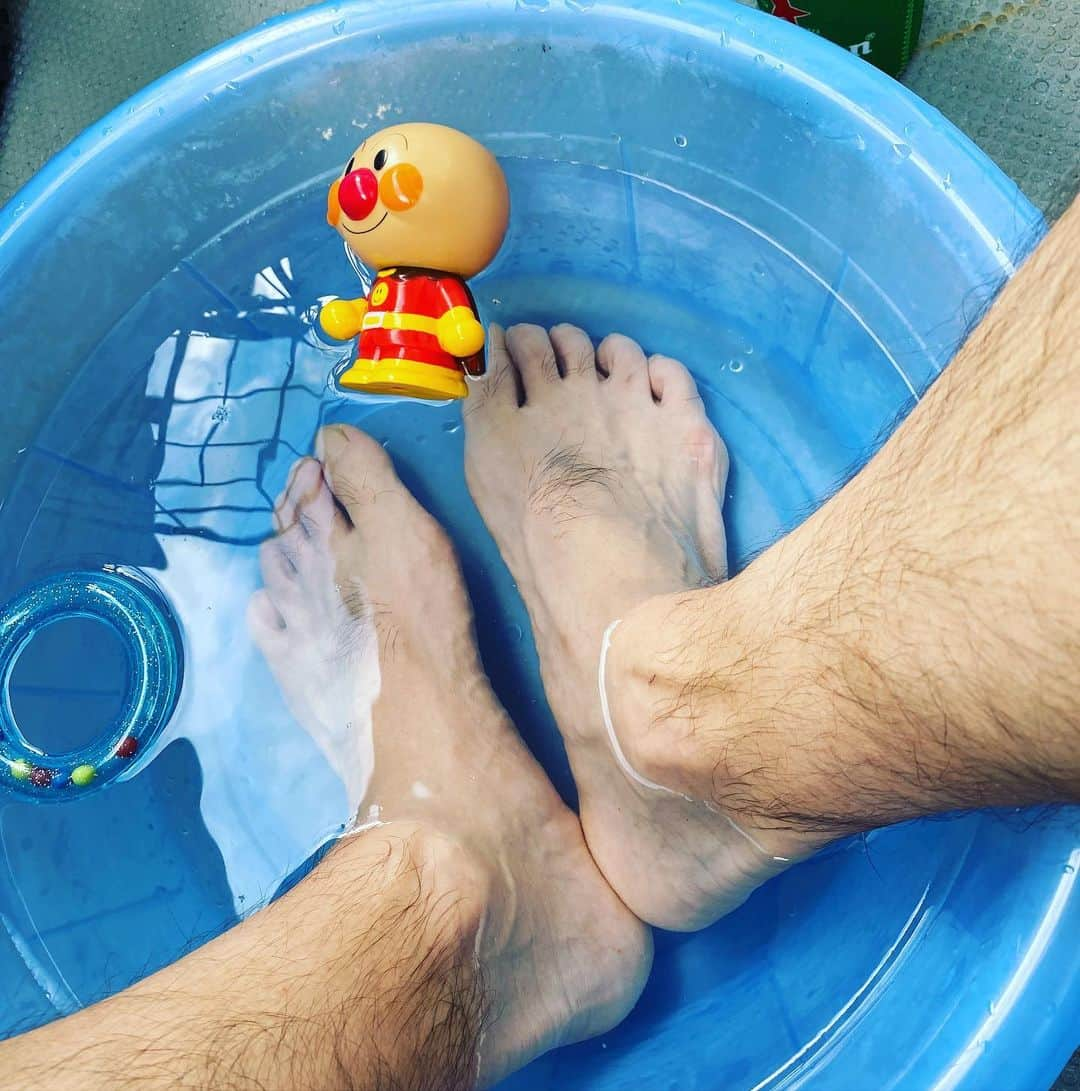 黒川忠文さんのインスタグラム写真 - (黒川忠文Instagram)「今年最後の真夏日？ 孫とベランダで水遊びしようと思ったらギャン泣きされた(￣▽￣)。  仕方なしにお湯入れて 一人足湯しております。」9月18日 15時11分 - kurokawatadafumi